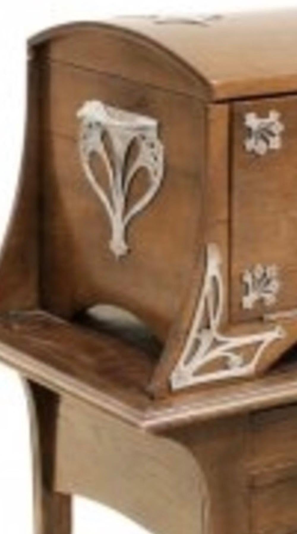 W.M.F. eine Jugendstil-Besteckdose, in Eichenholzkiste, 
Anfang des 20. Jahrhunderts. Die obere aufklappbare Schatulle mit einer Fallfront, die drei Schubladen offenbart, der untere Teil mit zwei weiteren Schubladen, die geformten Beine durch ein