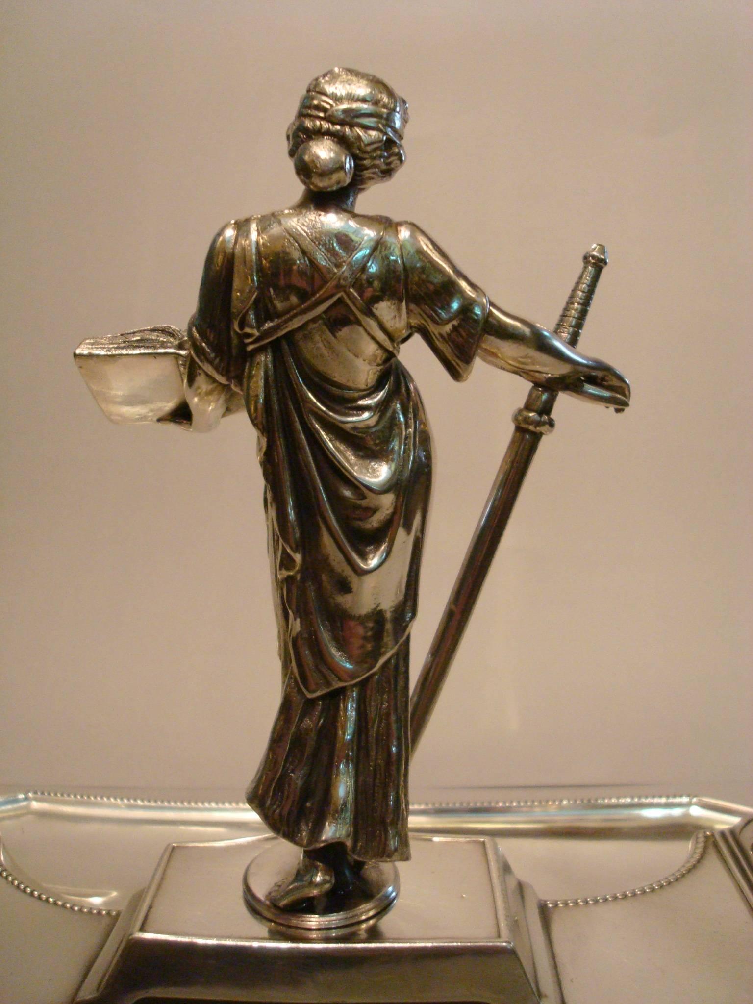 Jugendstil-Skulptur Schreibtisch Tintenfass Stand, Figur des Gesetzes und der Gerechtigkeit  1900's im Angebot 5