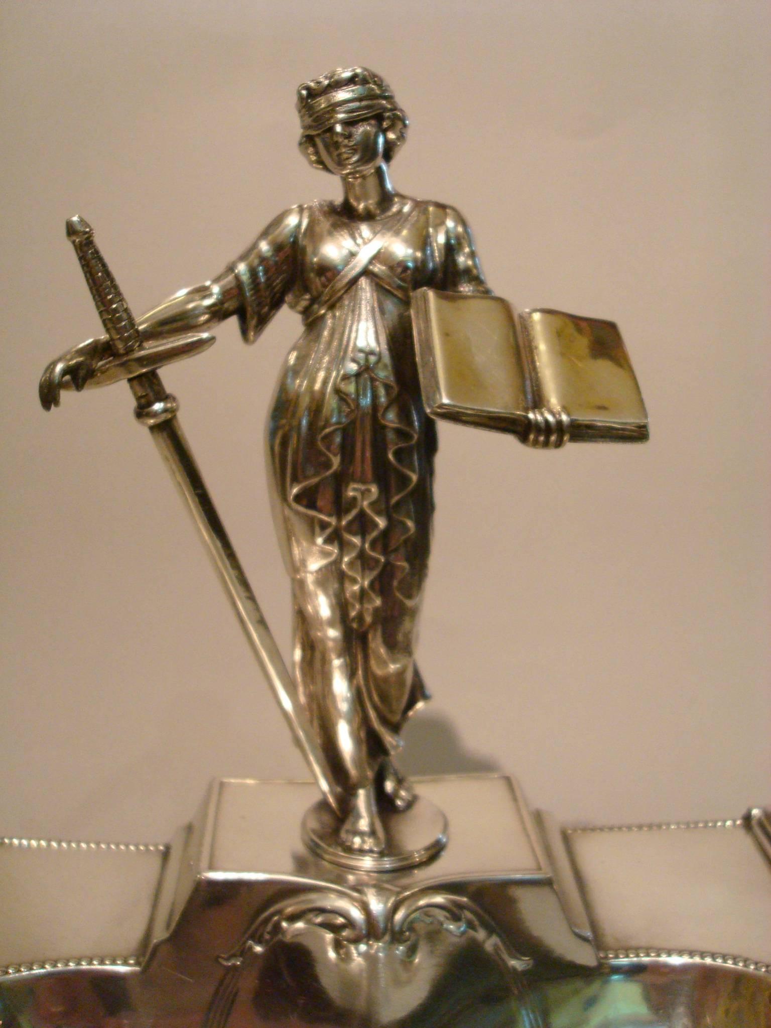 Jugendstil-Skulptur Schreibtisch Tintenfass Stand, Figur des Gesetzes und der Gerechtigkeit  1900's (Deutsch) im Angebot