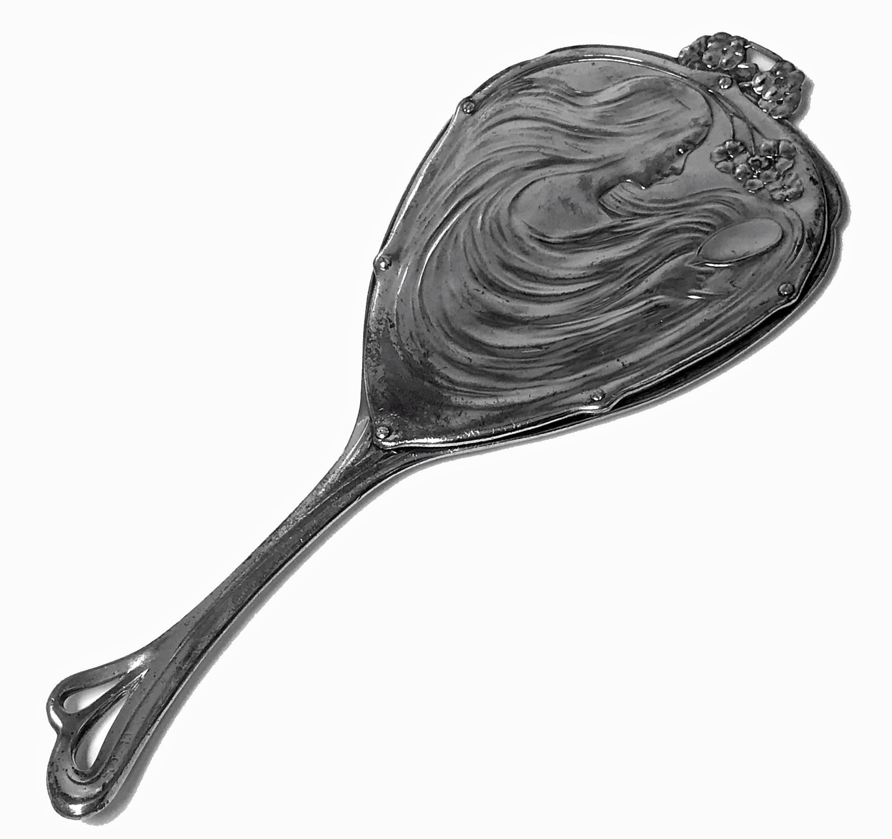WMF Jugendstil Handspiegel aus Silberblech:: Deutschland ca. 1906. Wunderschönes Mädchen mit fließendem Haar auf der Rückseite:: stilisiertes Rankenwerk am Rand des vorderen Spiegels. Volle WMF-Marken. Ref: Seite 291 Nr. 31 WMF-Katalog 1906.