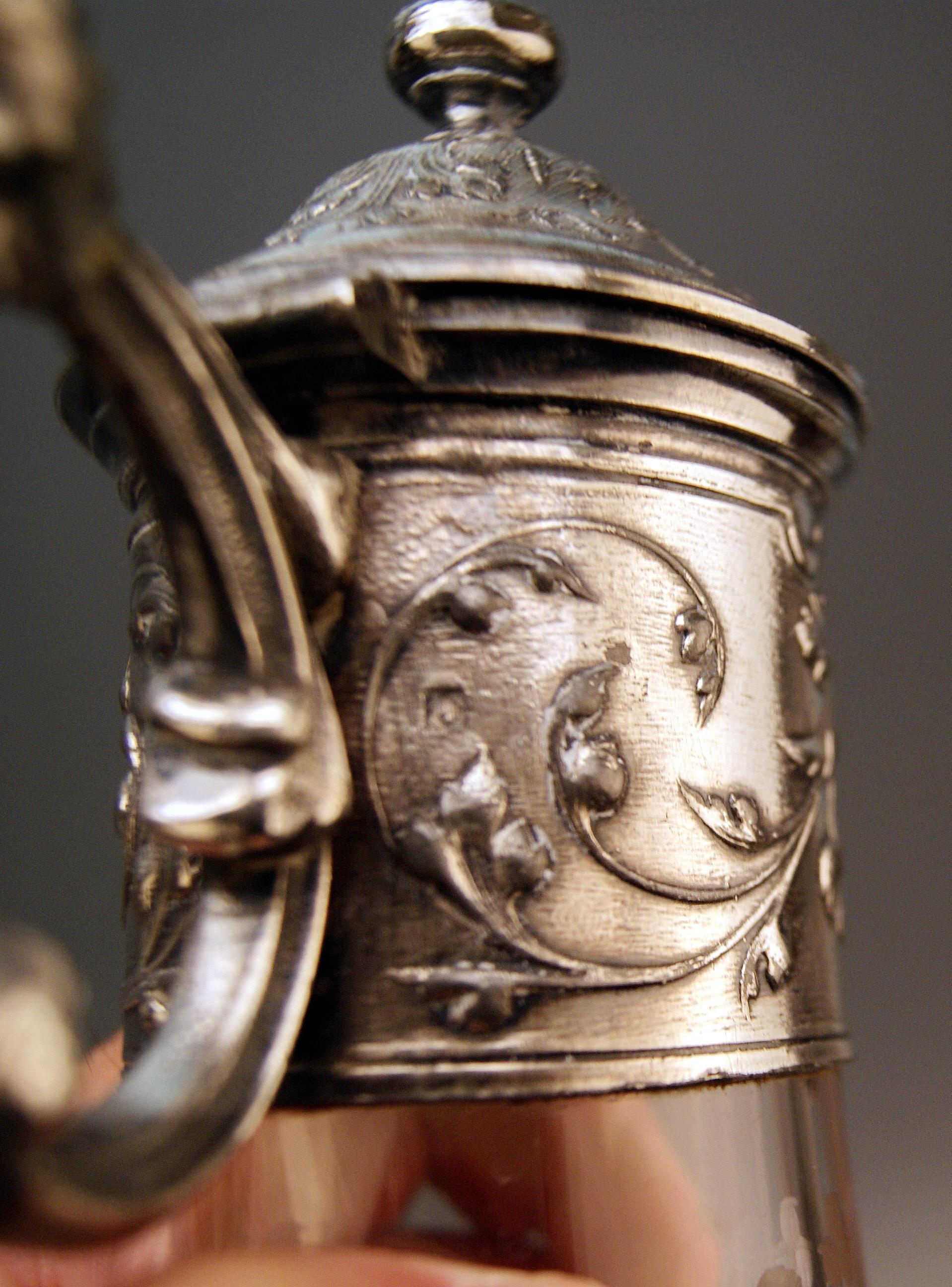 CIRCA Paire de cruches à eau et à bordeaux en métal argenté, Allemagne, vers 1900 en vente 6