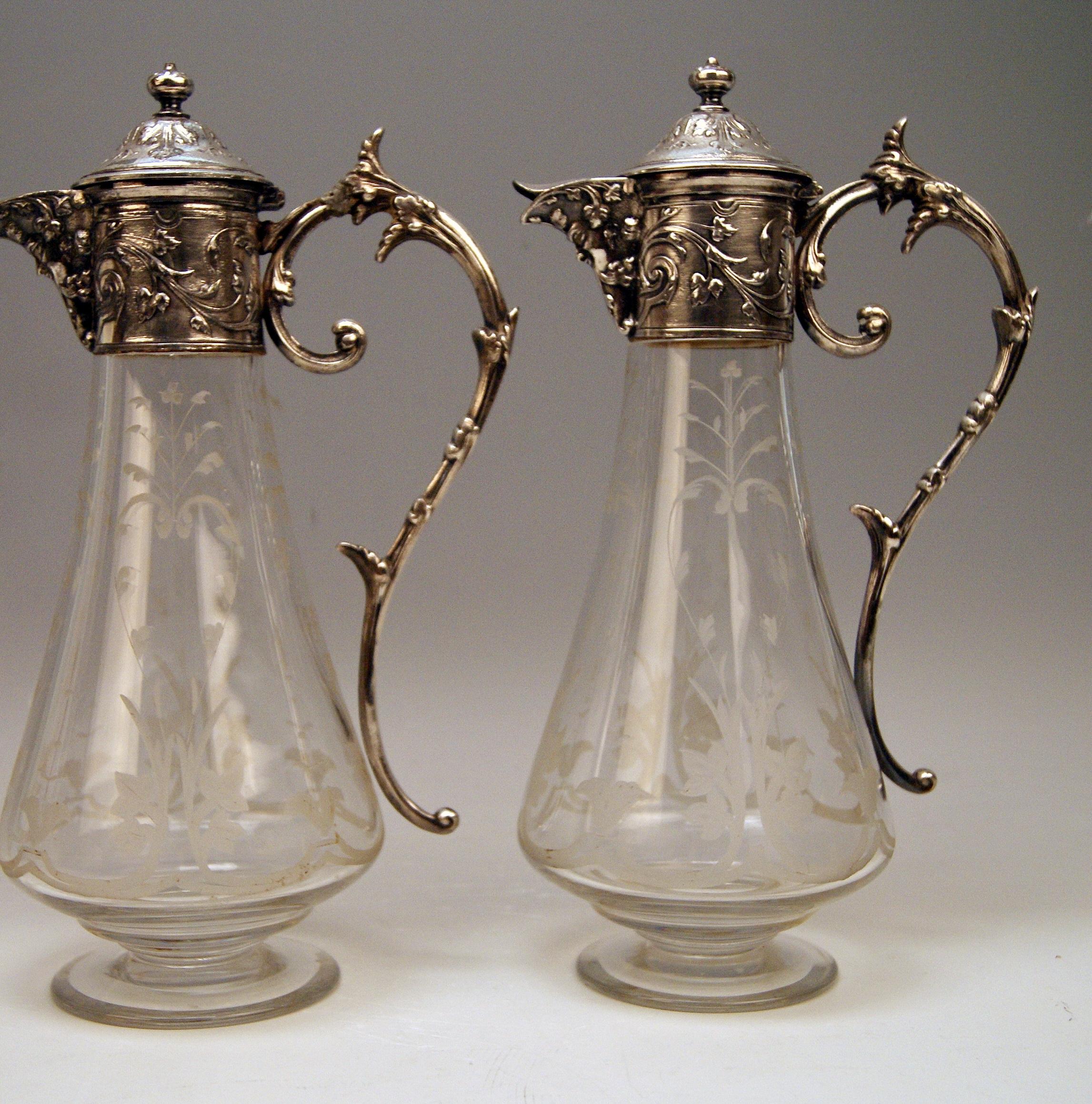 Victorien tardif CIRCA Paire de cruches à eau et à bordeaux en métal argenté, Allemagne, vers 1900 en vente