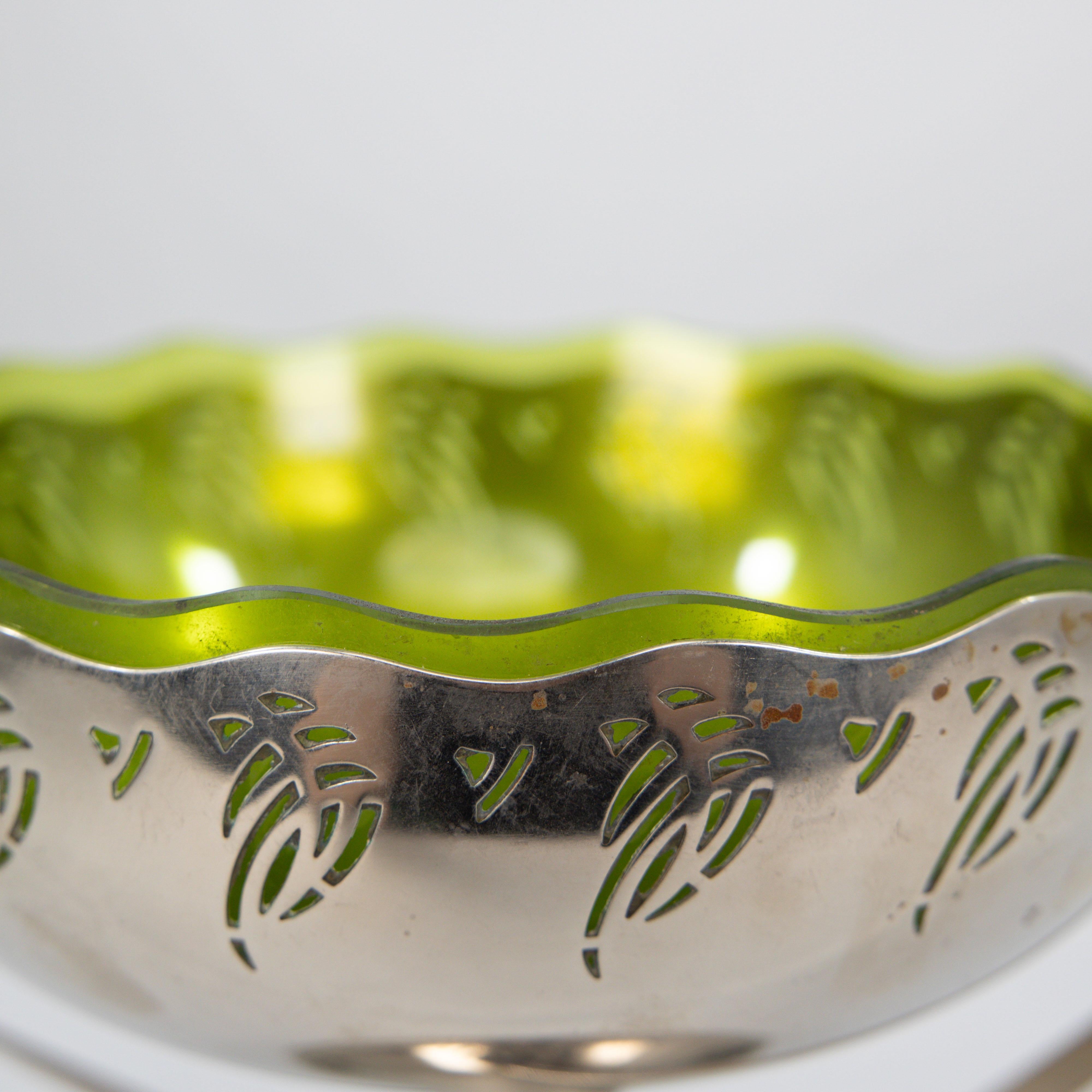 WMF. Versilbertes Jugendstil-Stück im Art nouveau-Stil mit Spritzergriffen und Glaseinlage im Angebot 4