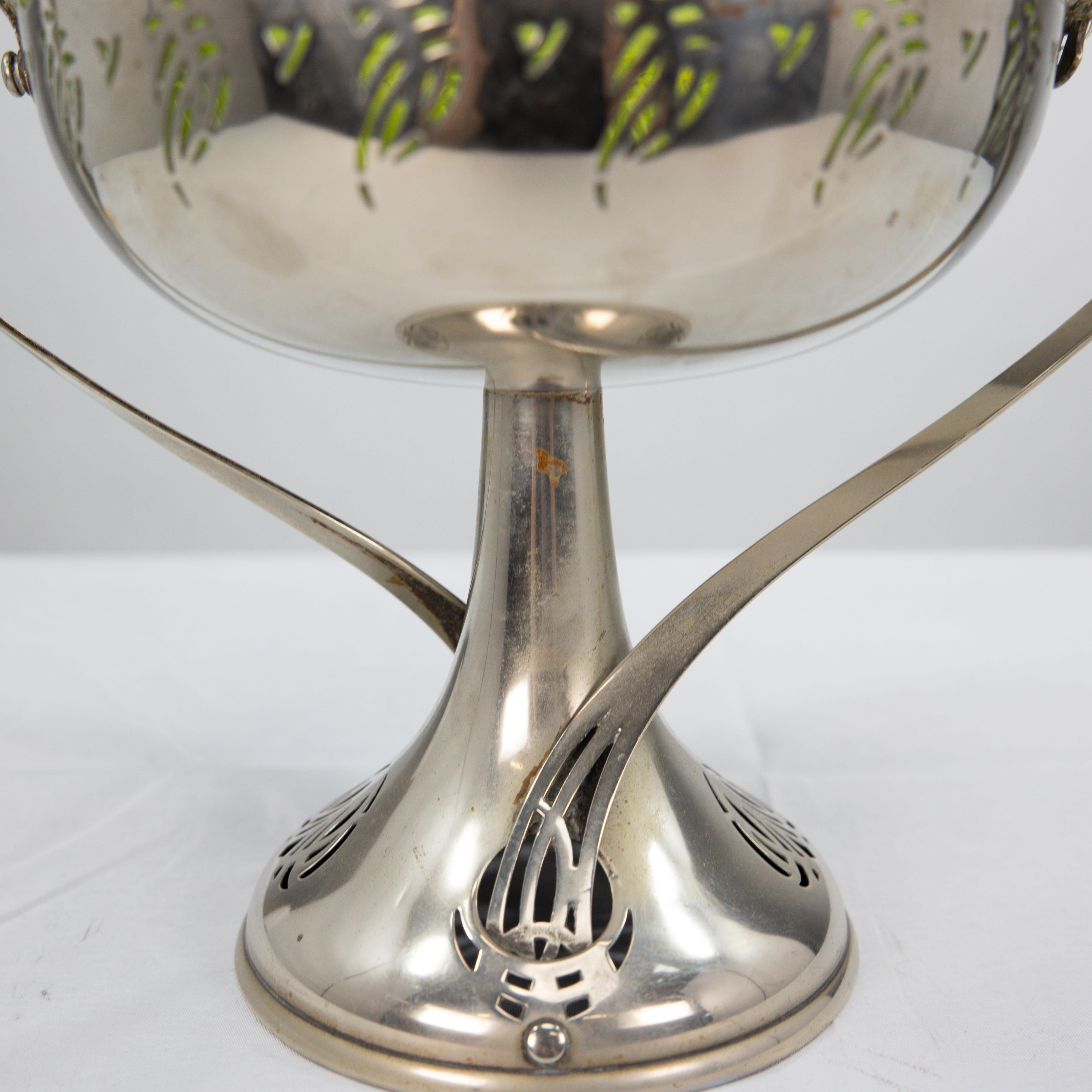 WMF. Versilbertes Jugendstil-Stück im Art nouveau-Stil mit Spritzergriffen und Glaseinlage im Angebot 6