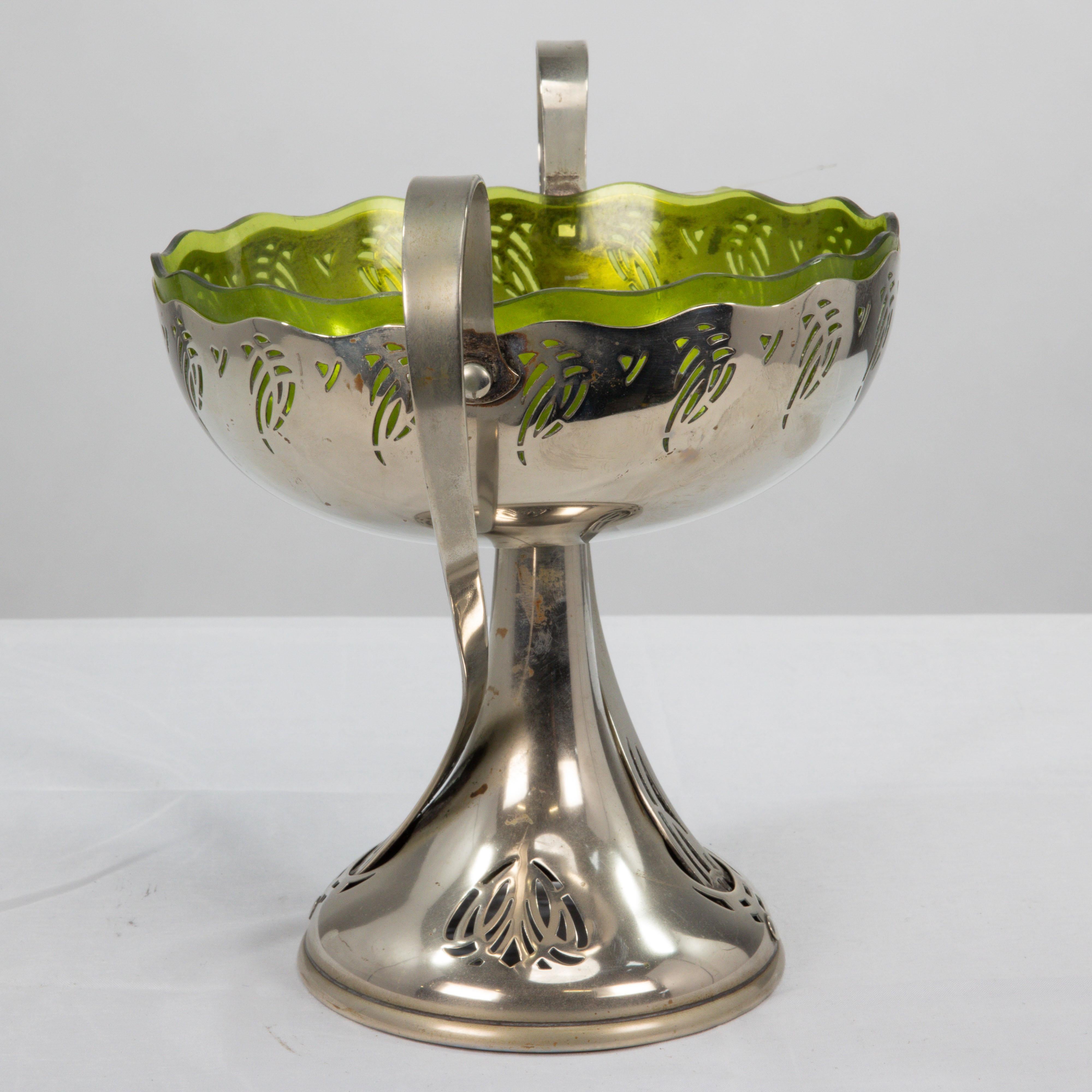 WMF. Versilbertes Jugendstil-Stück im Art nouveau-Stil mit Spritzergriffen und Glaseinlage (Englisch) im Angebot