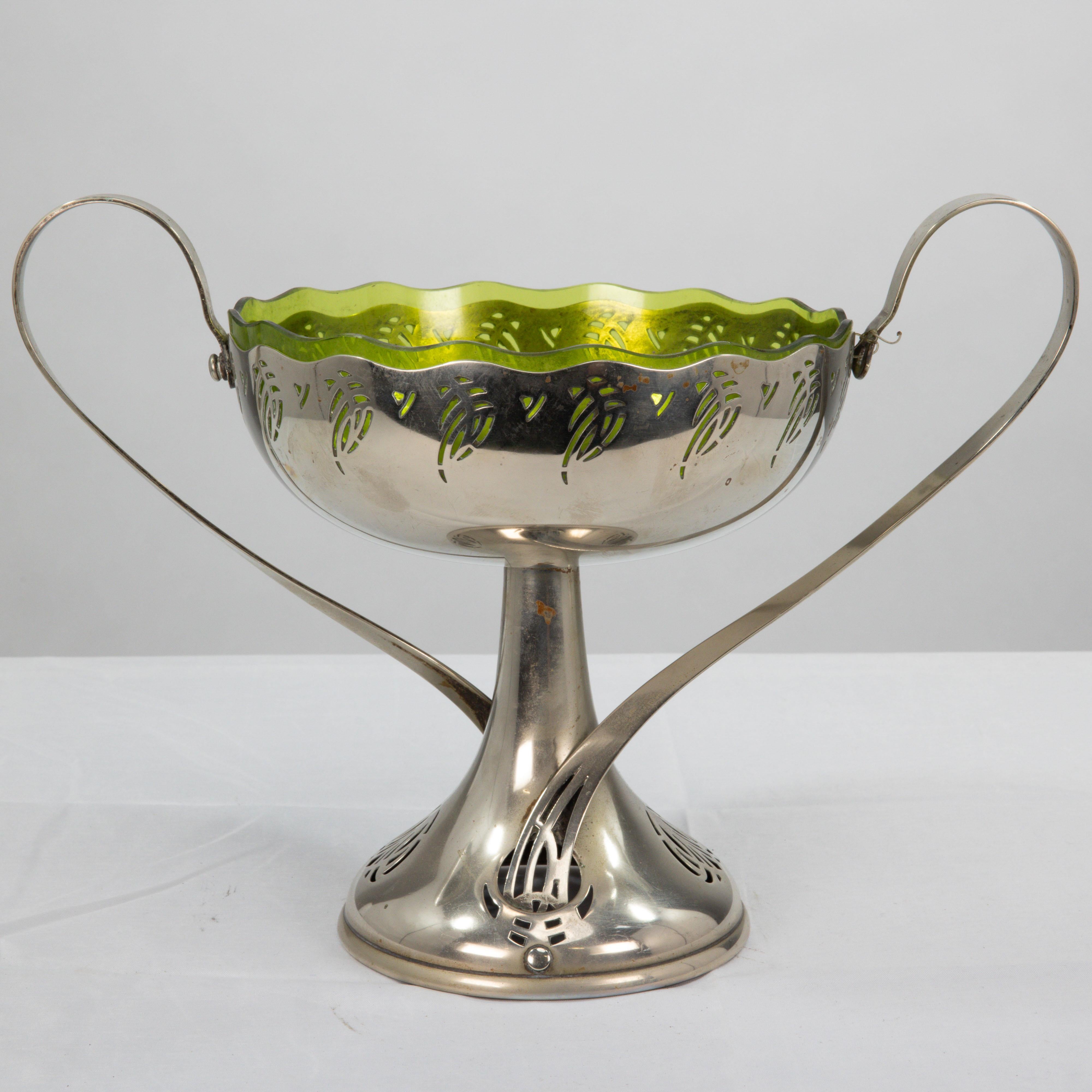WMF. Versilbertes Jugendstil-Stück im Art nouveau-Stil mit Spritzergriffen und Glaseinlage (Frühes 20. Jahrhundert) im Angebot