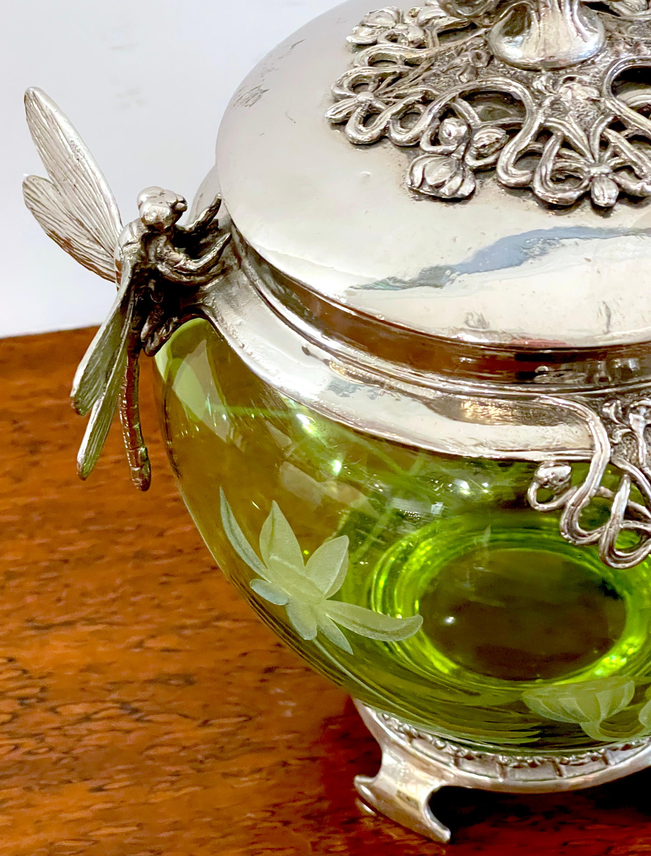 Allemand Boîte Art Nouveau WMF à motif libellule argentée et cristal vert gravé en vente