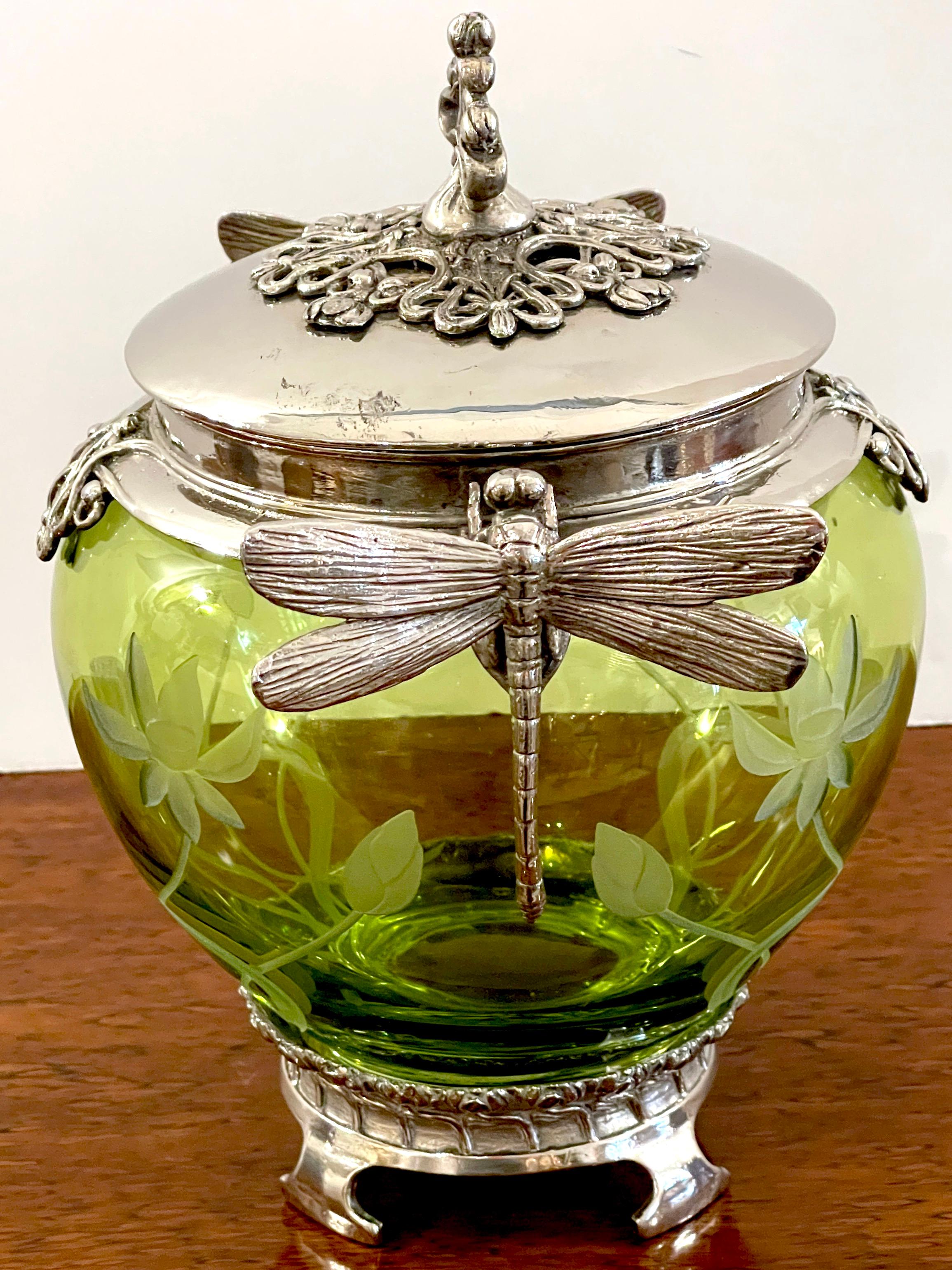 20ième siècle Boîte Art Nouveau WMF à motif libellule argentée et cristal vert gravé en vente