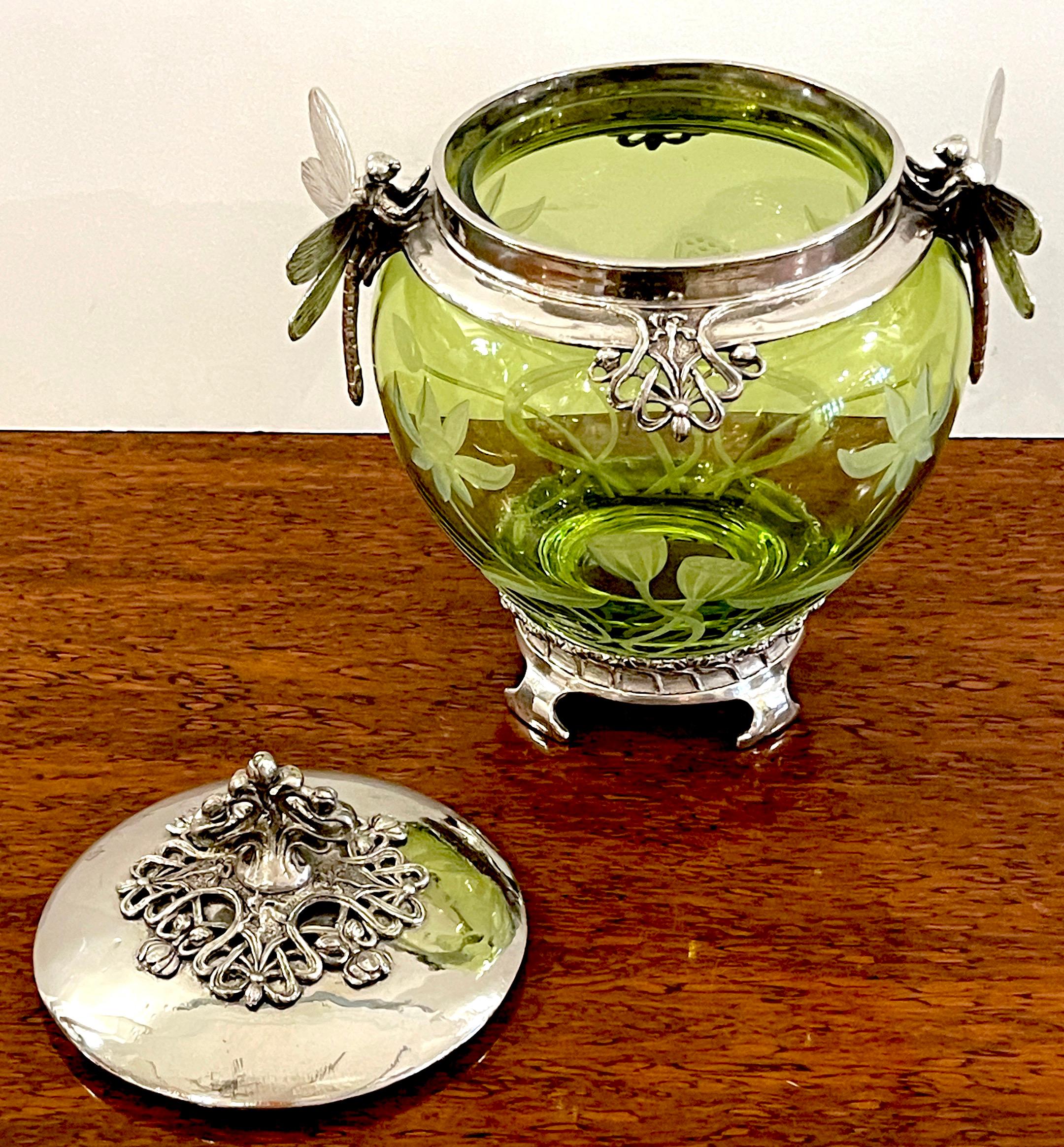 Plaqué argent Boîte Art Nouveau WMF à motif libellule argentée et cristal vert gravé en vente