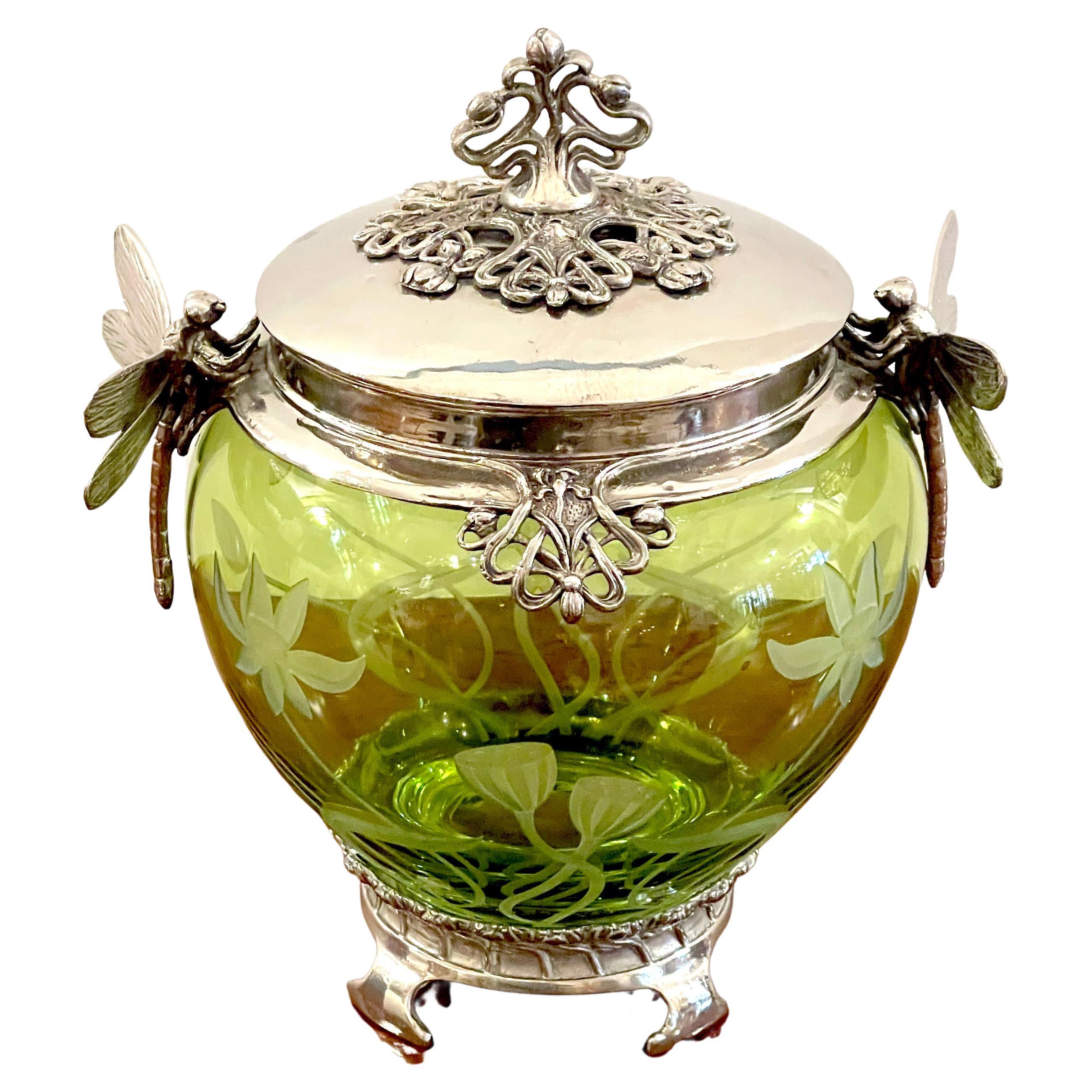 Boîte Art Nouveau WMF à motif libellule argentée et cristal vert gravé en vente