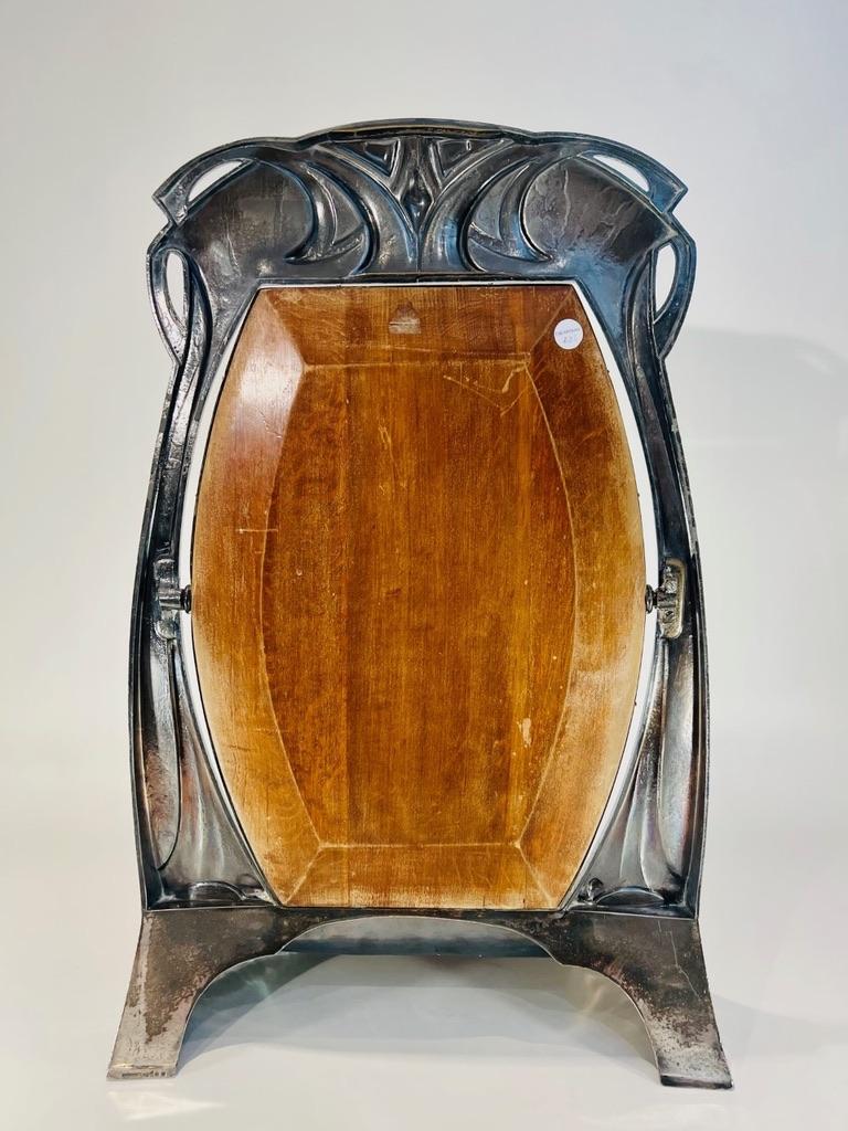 Art nouveau Grand miroir à poser allemand CIRCA Art Nouveau en étain chromé circa 1900 en vente