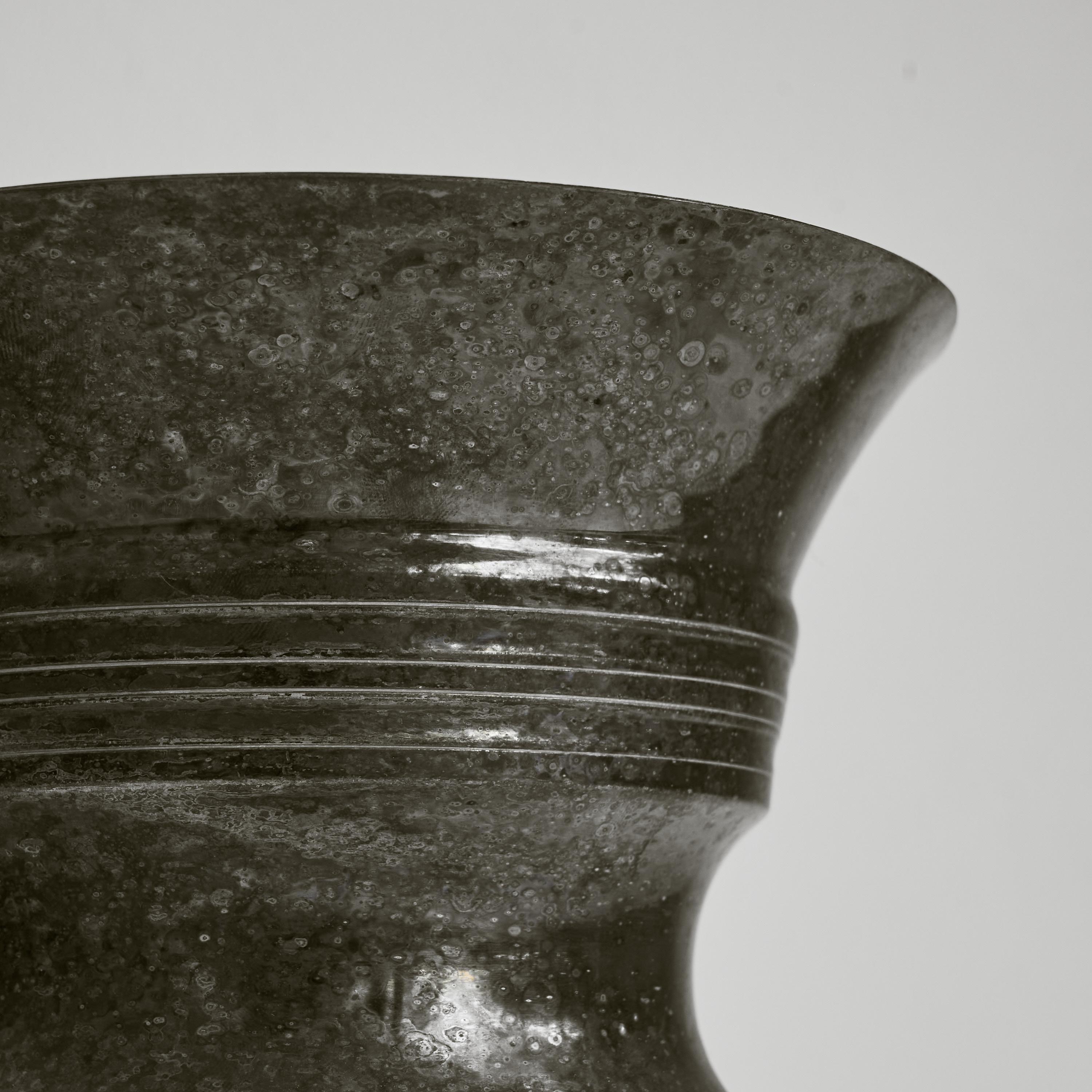 Art déco WMF - Vase élégant en métal argenté et patiné en vente