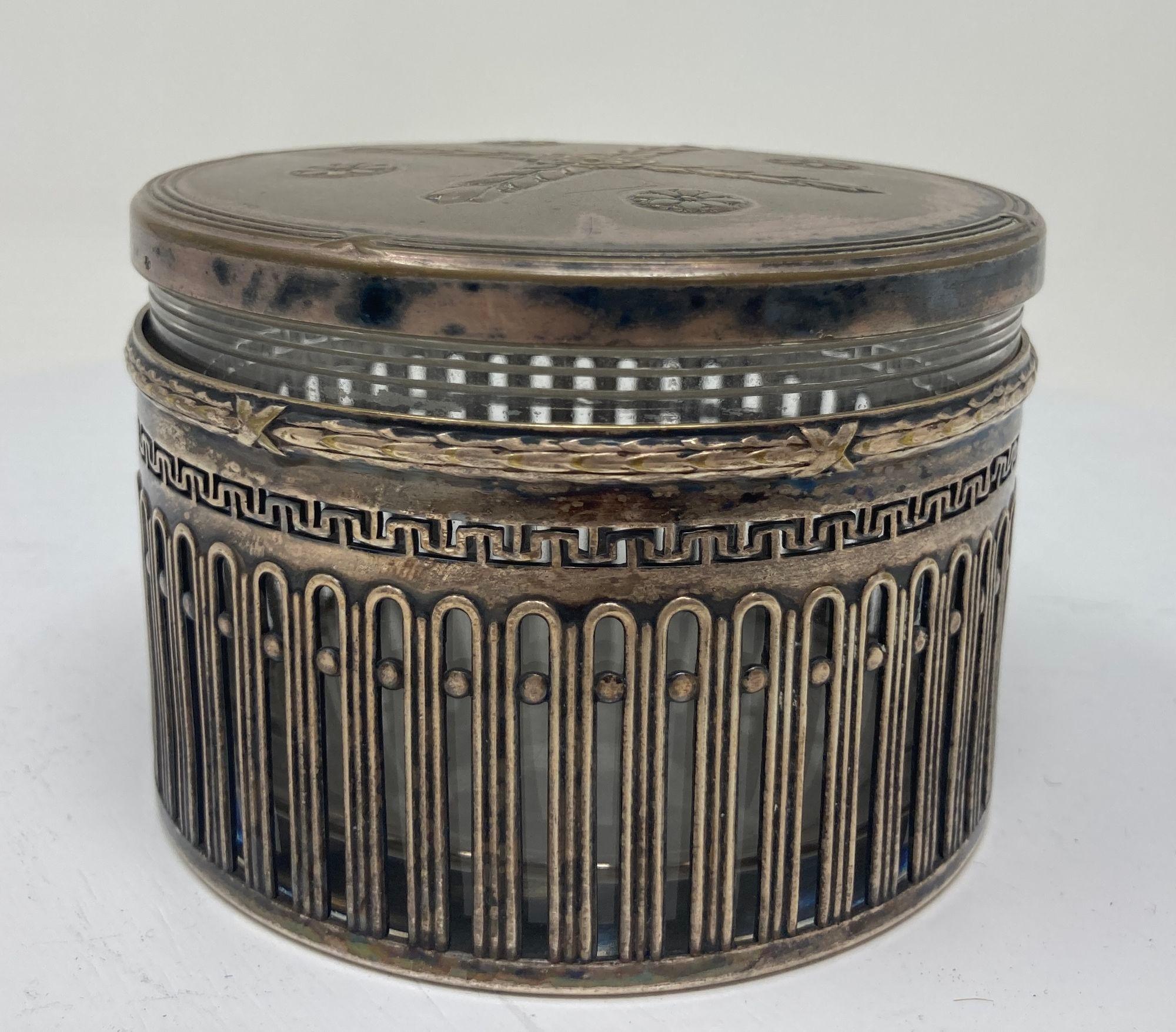 WMF Scatola rotonda tedesca Art Deco placcata in argento con coperchio.
Un piccolo cofanetto Art Deco in argento placcato con dettagli di pregio. Prodotto in Germania.
Scatola Art Deco WMF argentata con ciotola di vetro originale.
Scatola rotonda