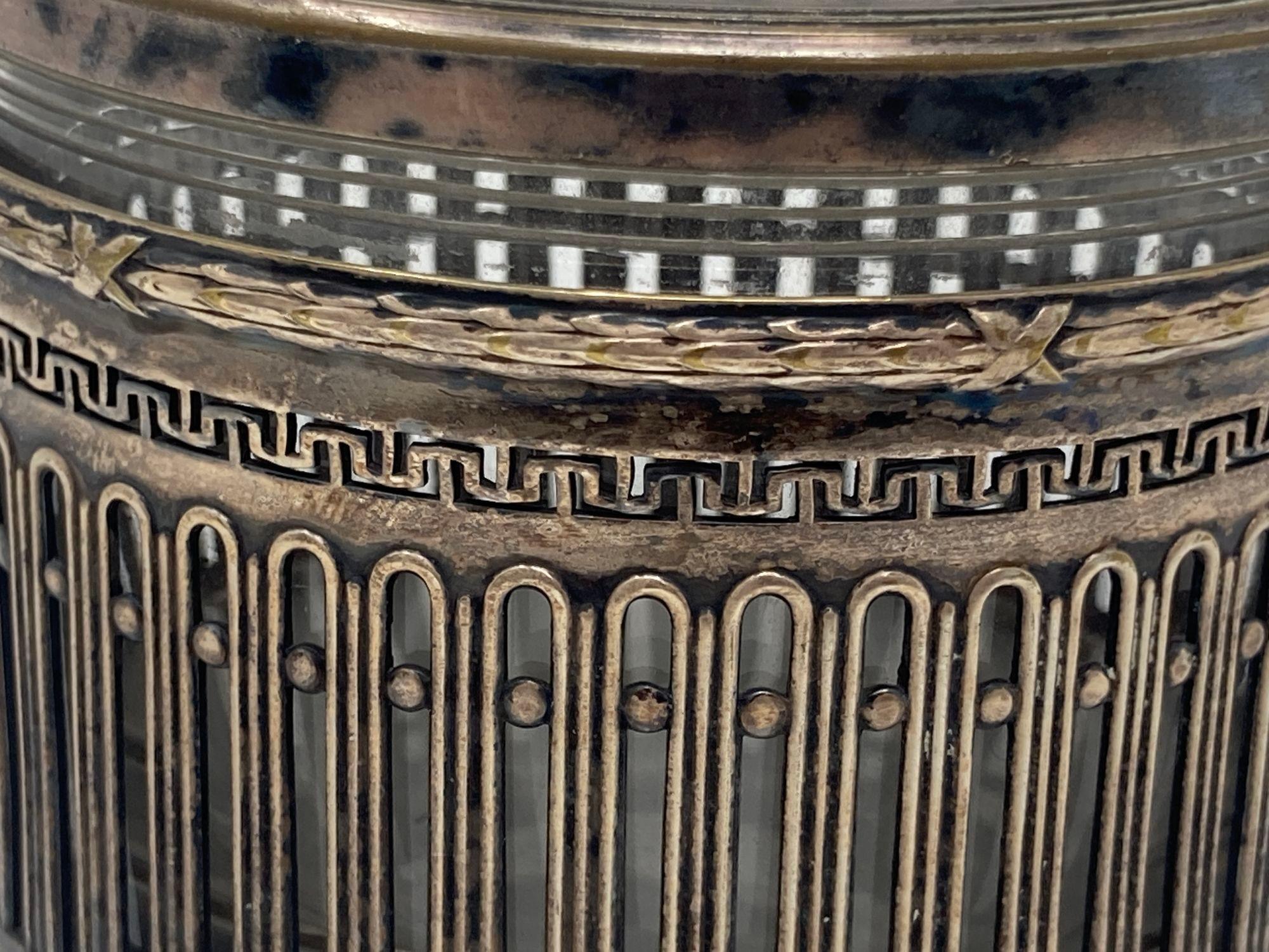 WMF Scatola rotonda tedesca Art Deco placcata in argento del 1910 In condizioni buone in vendita a North Hollywood, CA