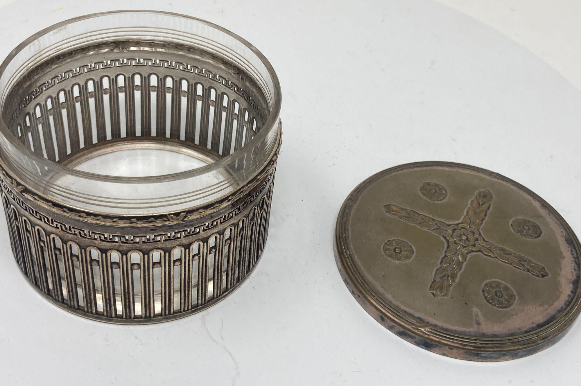 Placcato argento WMF Scatola rotonda tedesca Art Deco placcata in argento del 1910 in vendita