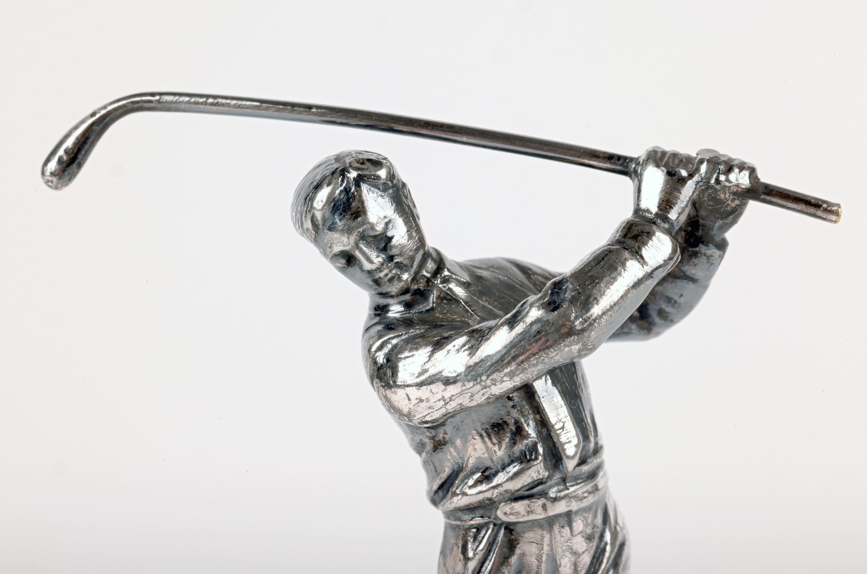 Una rara ed elegante scultura o trofeo tedesco Jugendstil in argento placcato, realizzato dai rinomati produttori WMF (Württembergische Metallwarenfabrik) e risalente al 1900 circa. La scultura raffigura la figura di un uomo in procinto di