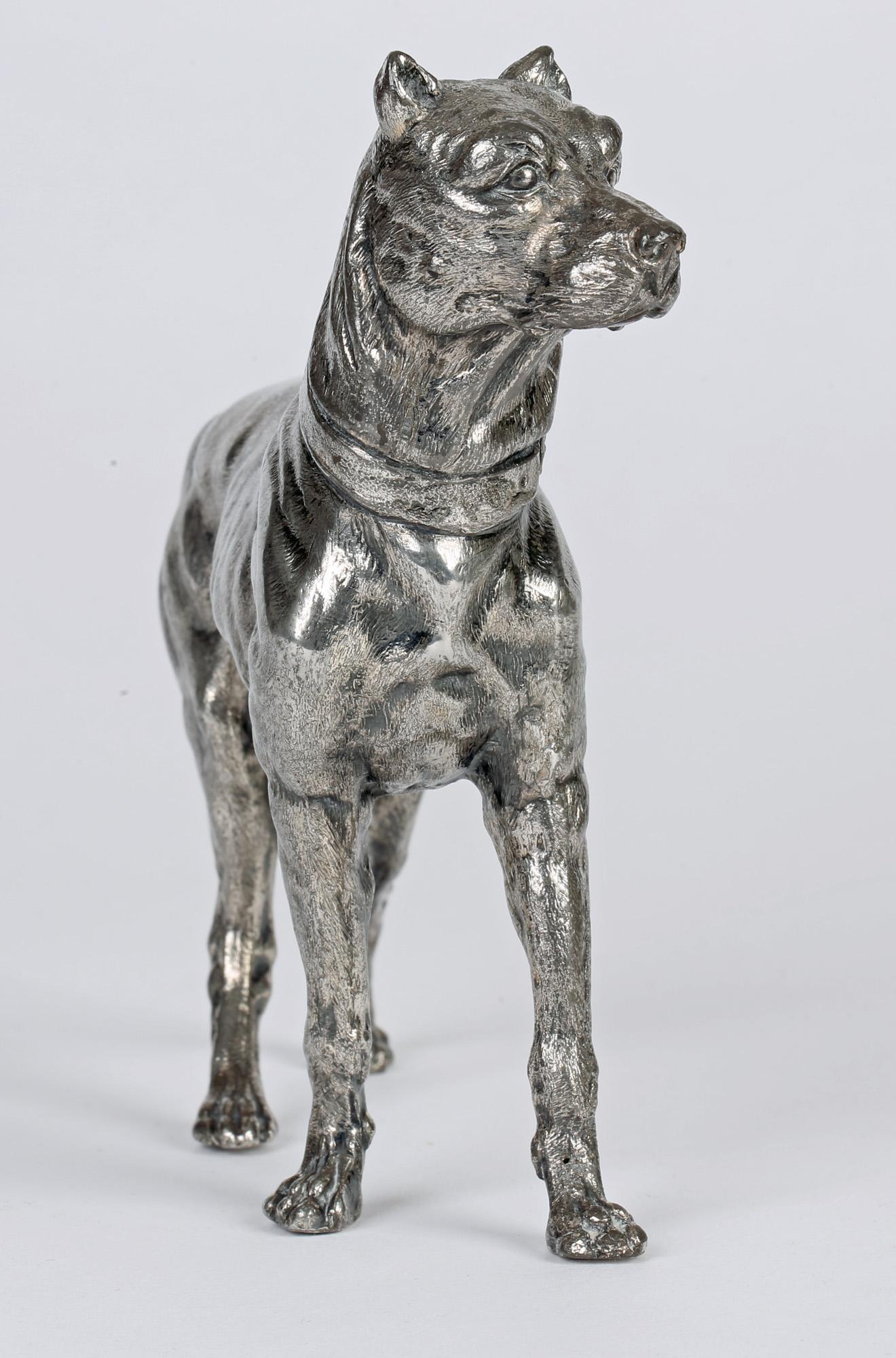 Eine seltene deutsche Württembergische Metallwarenfabrik WMF Jugendstil versilbertes Modell eines großen stehenden Hundes von Fritz Diller und aus der Zeit um 1906. Die Figur ist stehend mit einer wunderbaren Definition der Gesichtszüge und einer