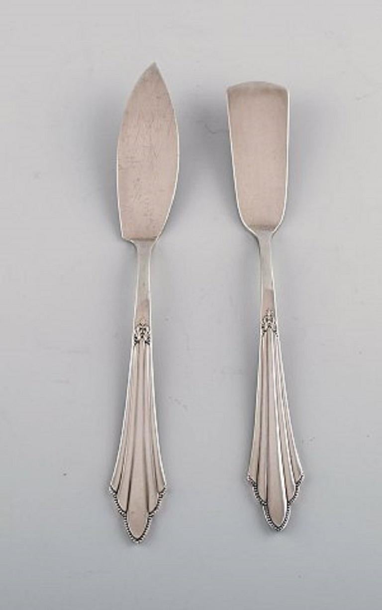 WMF, Allemagne. Cinq pièces de service Art Déco Facker en argent plaqué, années 1930.
Les plus grandes mesures : 20 cm.
En très bon état.
Estampillé.