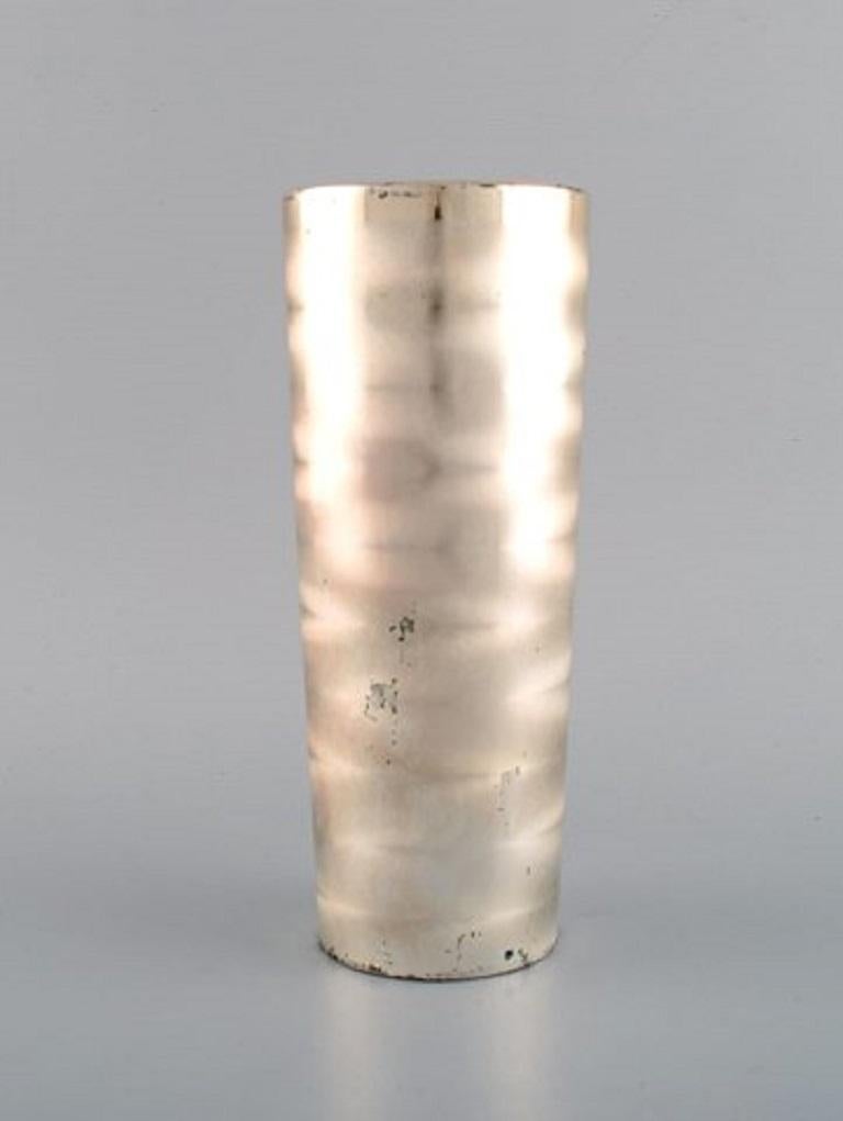 WMF, Deutschland. Ikora-Vase aus versilbertem Messing. Mitte des 20. Jahrhunderts.
Maße: 22.5 x 9 cm.
In gutem Zustand mit leichten Gebrauchsspuren.
Gestempelt.
