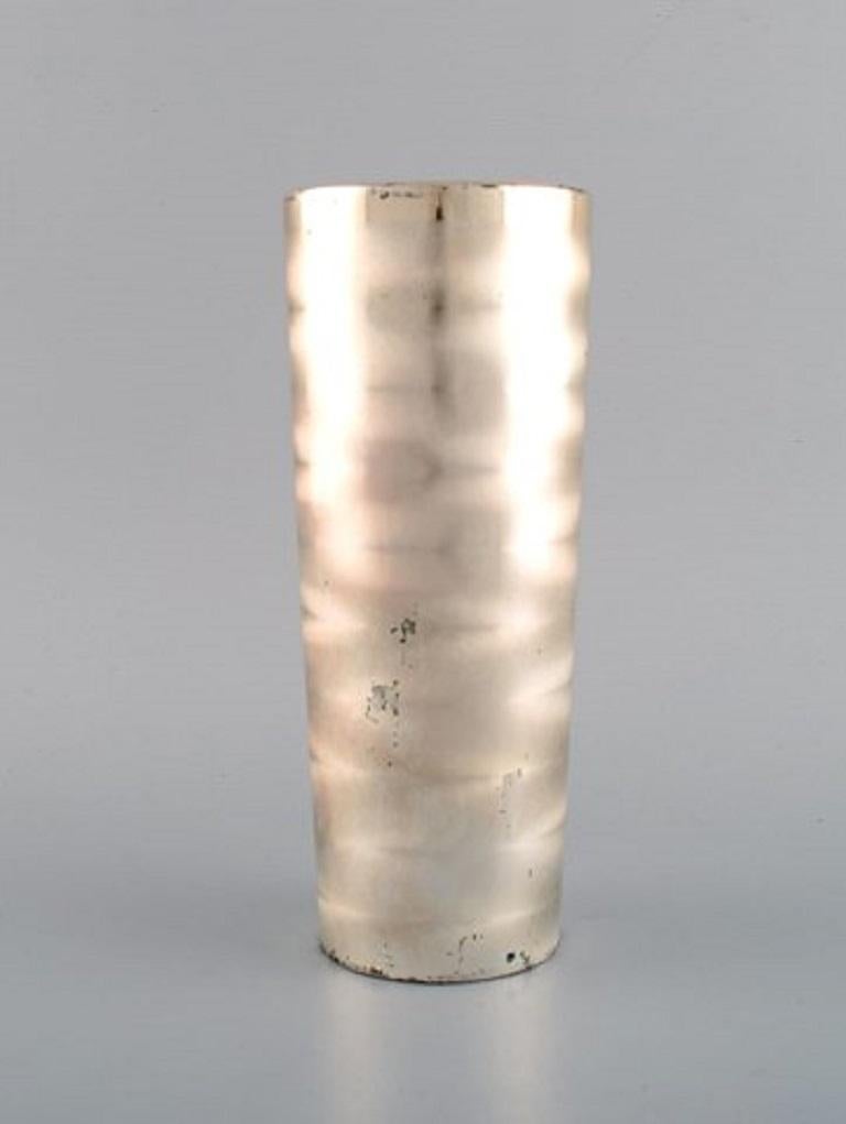 WMF, Germania. Vaso Ikora in ottone argentato. Metà del XX secolo.
Misure: 22,5 x 9 cm.
In buone condizioni con leggera usura.
Timbrato.