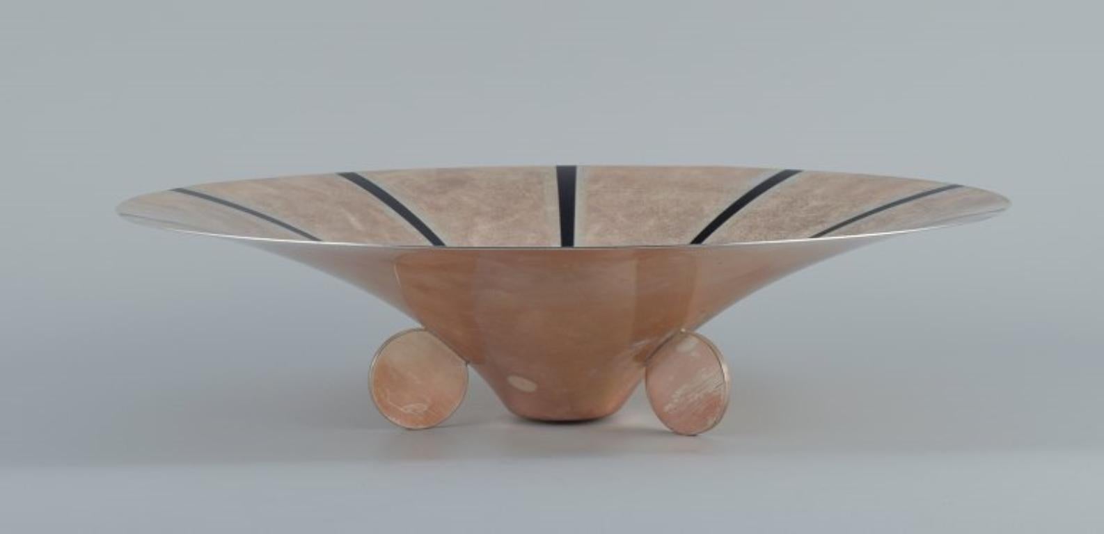 WMF, Germany. Large Art Deco Ikora bowl in plated silver inlaid with brass. 
1940s.
In excellent condition.
Dimensions: 35.0 x 8.5 cm.