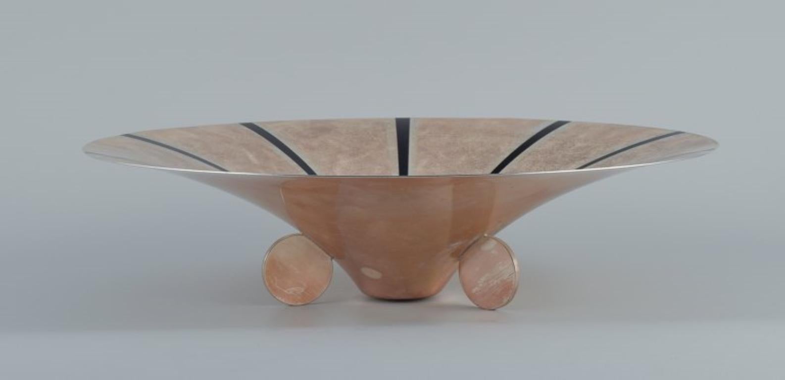 WMF, Allemagne. Grand bol Ikora Art Déco en argent plaqué incrusté de laiton. 
1940s.
En parfait état.
Dimensions : 35,0 x 8,5 cm : 35,0 x 8,5 cm.