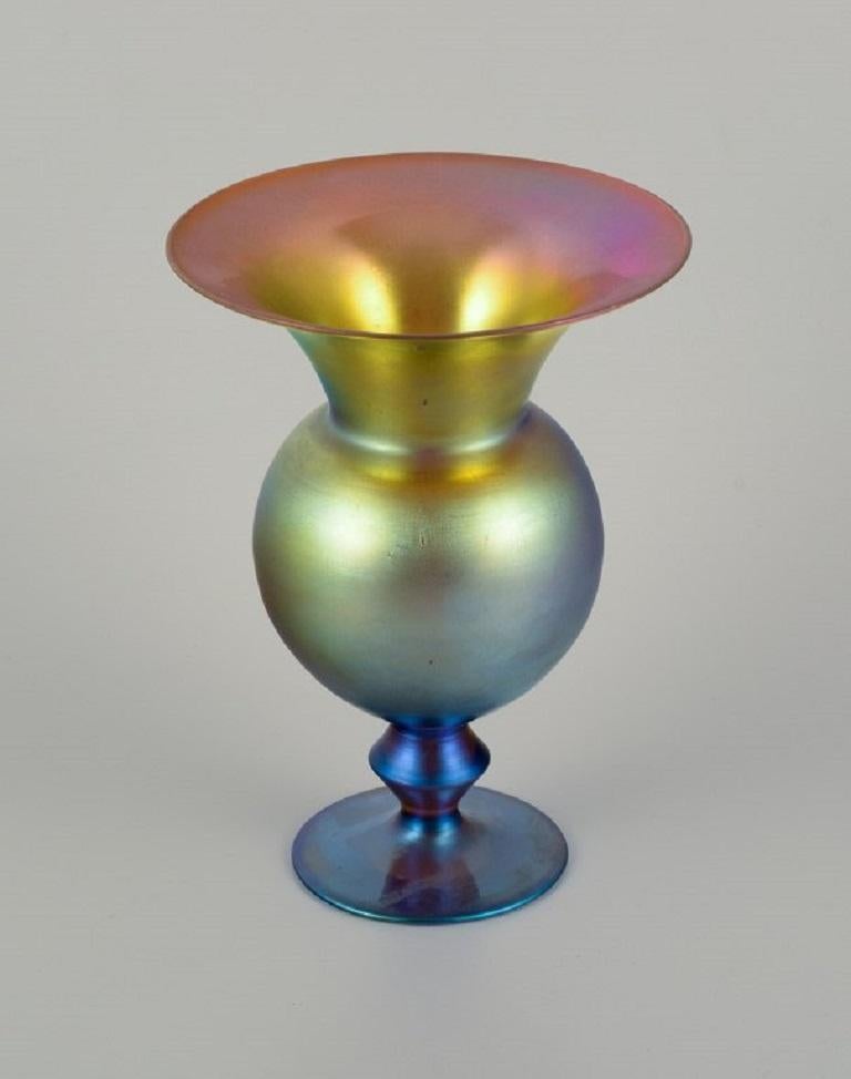 WMF, Germany. Vase in iridescent Myra art glass.
1930s.
In excellent condition.
Dimensions: D 14.0 x H 19.5 cm.