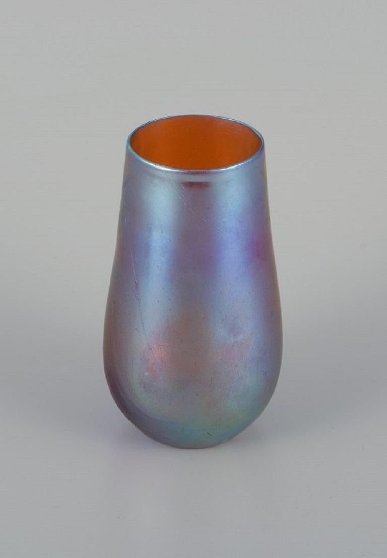 WMF, Deutschland. Vase aus schillerndem Myra-Kunstglas.
1930s.
In ausgezeichnetem Zustand.
Abmessungen: D 7,0 x H 13,0 cm.