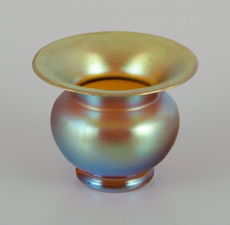 WMF, Deutschland. Vase aus schillerndem Myra-Kunstglas.
1930s.
In ausgezeichnetem Zustand.
Abmessungen: D 9,7 x H 7,5 cm.
