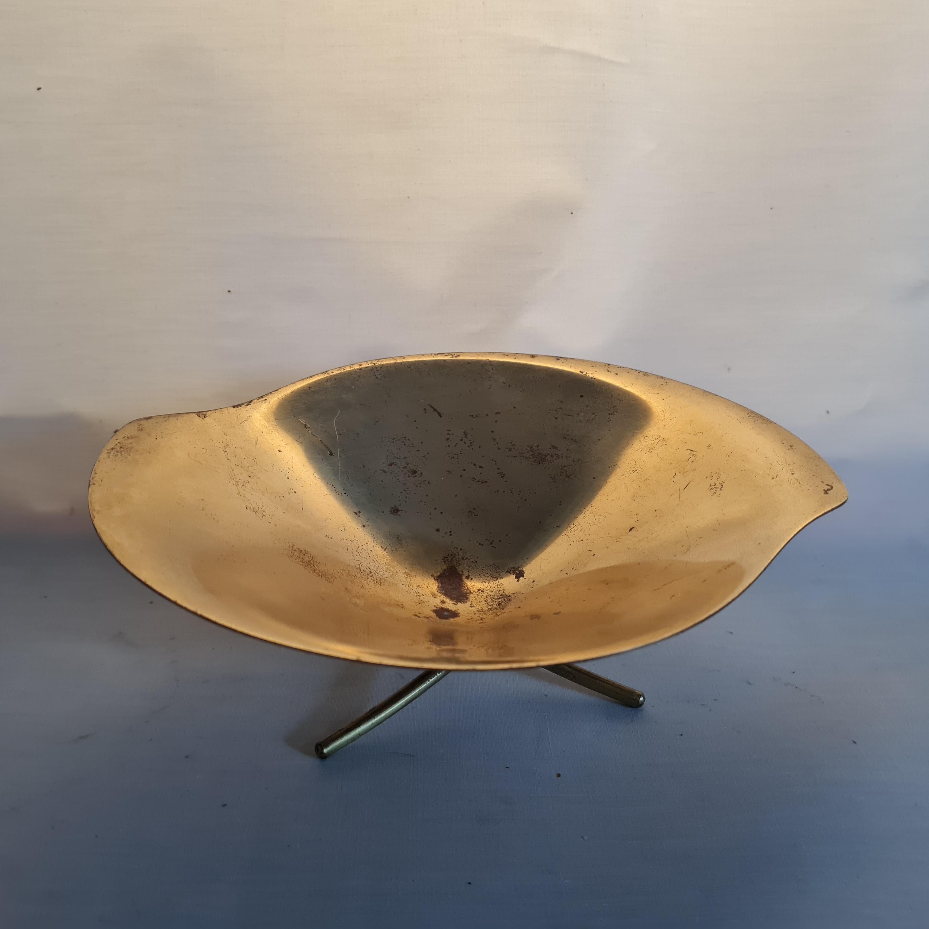 Nice  tripod brass cup by Gunter Kupetz. Germany 50's. Table centerpiece, tureen, fruit bowl, this elegant piece with a golden shine can be used for many things. Height: 10 cm - Width: 21 cm - Depth: 18 cm. Very good condition with some traces of