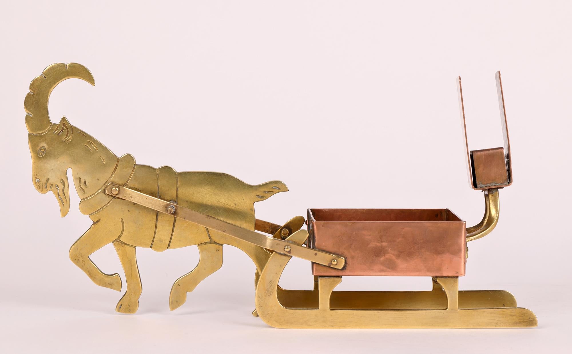 Un raro e insolito portacandele in rame e ottone Jugendstil a forma di capra che traina una slitta. Il disegno è attribuito al famoso scultore Ignatius Taschner (tedesco, 1871-1913) per WMF (Württembergische Metallwarenfabrik) e risale al 1902