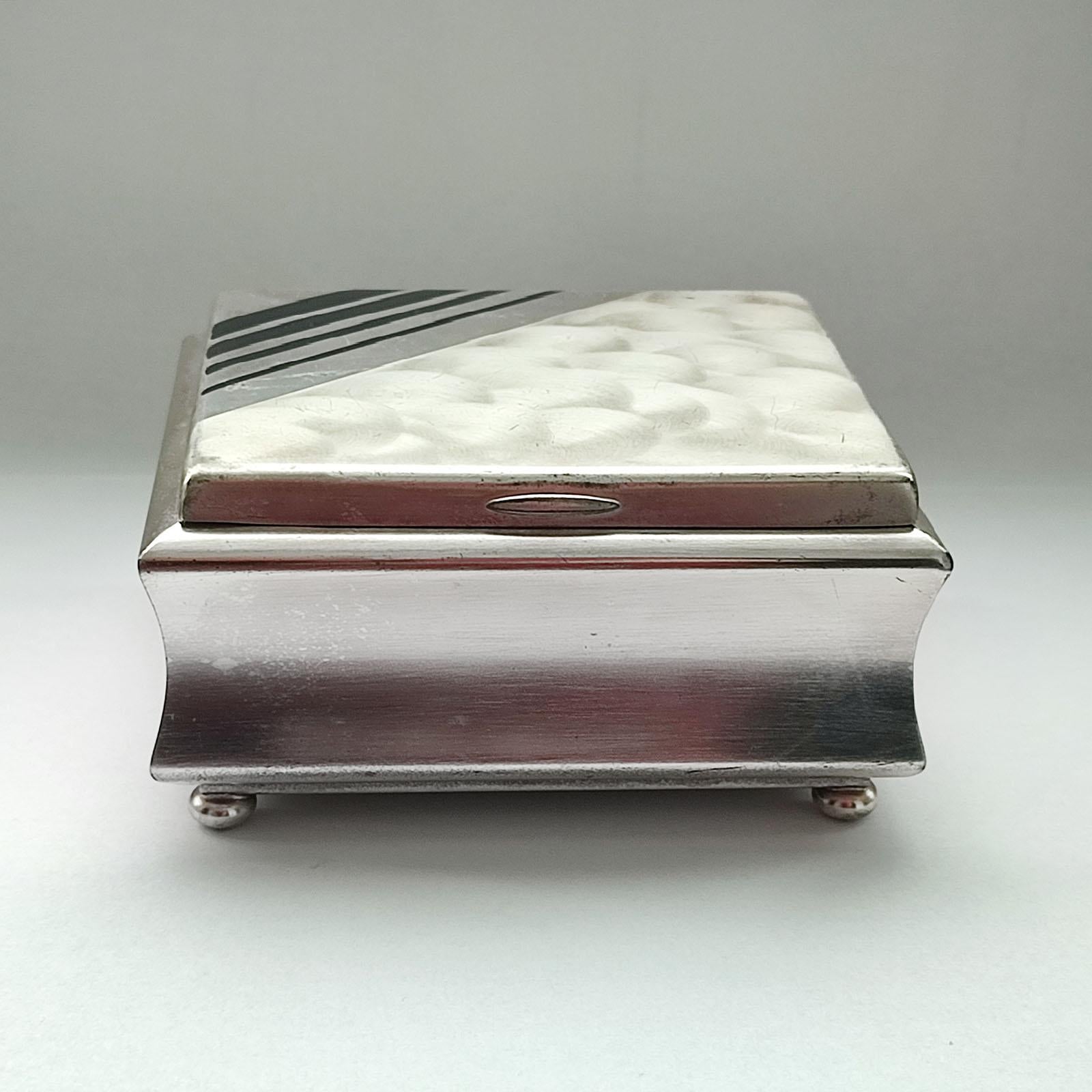 Milieu du XXe siècle Boîte à cigares Art Déco WMF Ikora en métal argenté et émail noir avec couvercle en vente