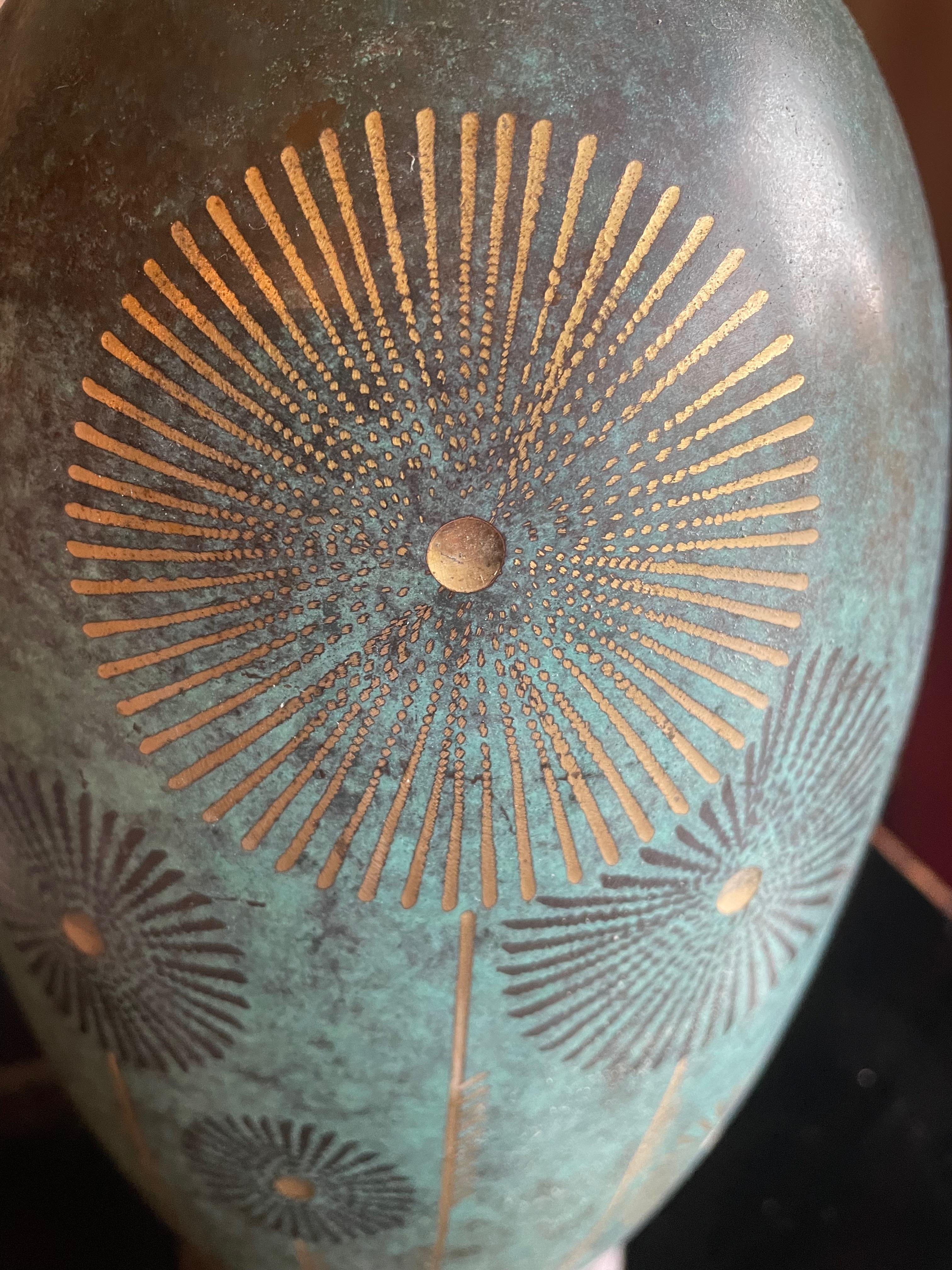 Modello molto raro di un vaso WMF Ikora Dinanderie, Germania anni '20.
Secondo WMF, alcuni vasi e disegni non erano inclusi nella gamma ufficiale, ma venivano venduti attraverso altri canali, ad esempio ai dipendenti della fabbrica.
Questo insolito