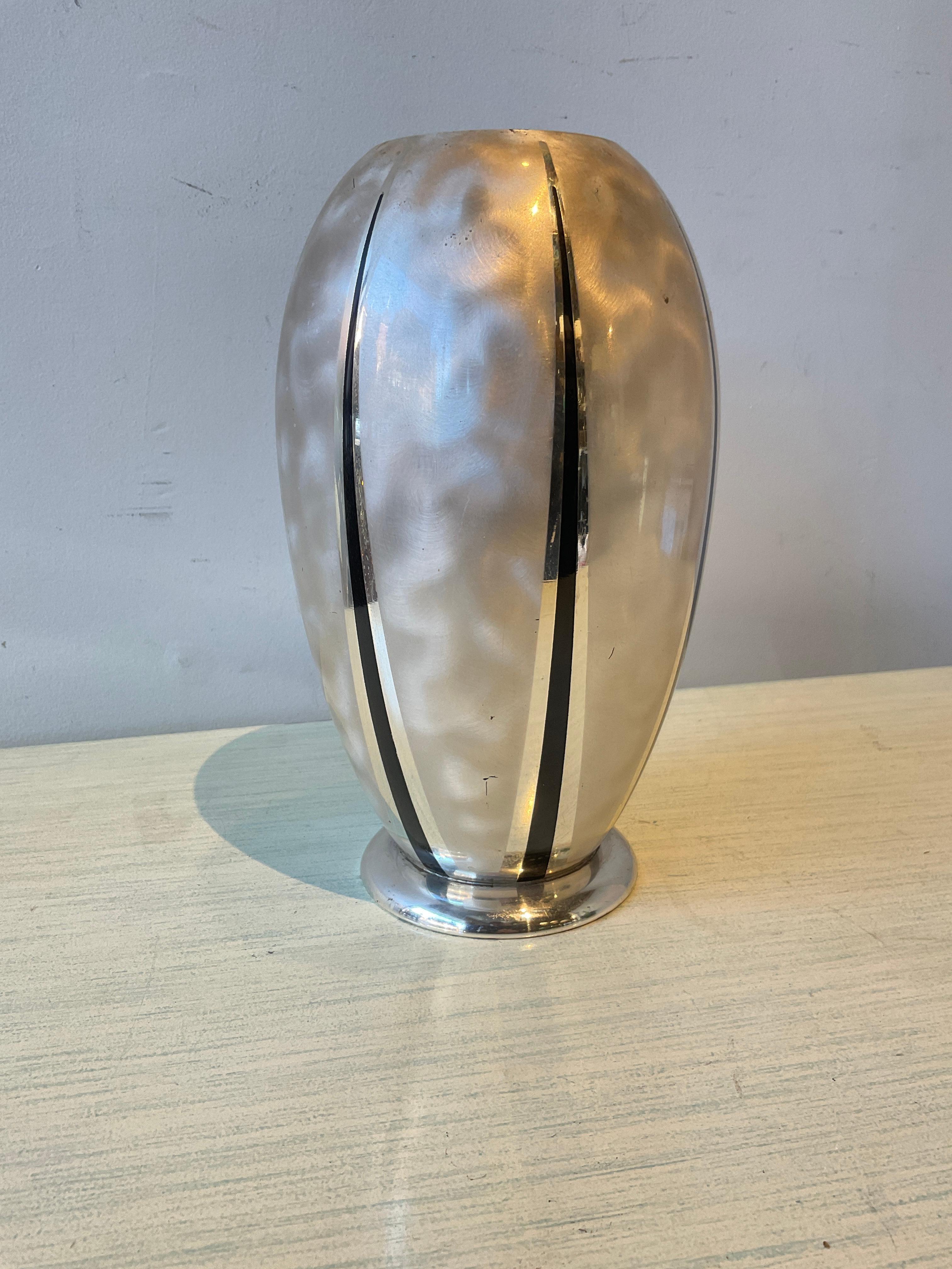 Milieu du XXe siècle WMF Ikora vase en métal argenté en vente