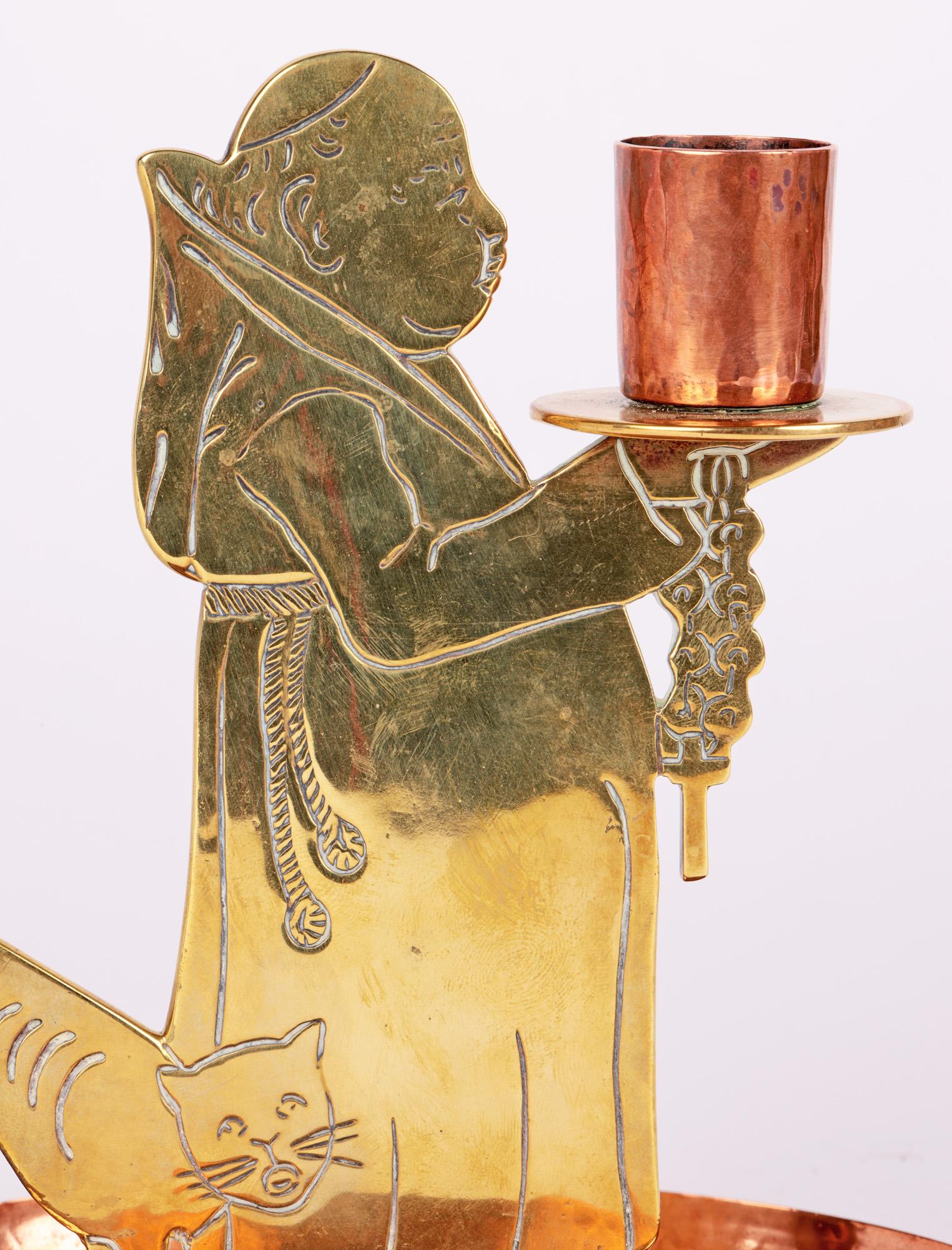 Ein sehr stilvolles Jugendstil-Kammerstäbchen aus Kupfer und Messing von der renommierten WMF (Württembergische Metallwarenfabrik) aus der Zeit um 1905. Der Kammerständer steht auf einem ovalen Kupfersockel mit erhöhtem Rand und ist mit einem