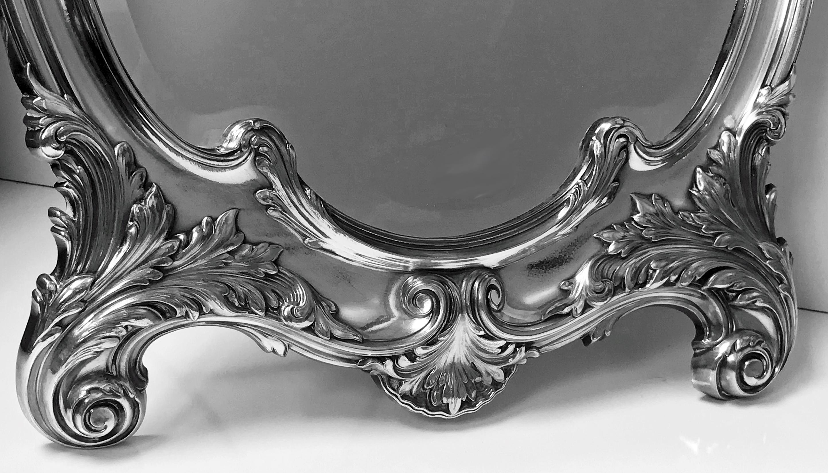 WMF grande specchio Art Nouveau in argento su peltro, Germania, circa 1900. Specchio originale smussato con disegno a fogliame sagomato, cavalletto e schienale originali. Marchio WMF G dell'alveare e numero 11241. Misure: Altezza 23 pollici,