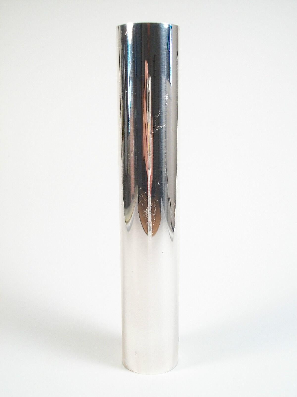 WMF - Mid Century Modern - Vaso a cilindro in argento di straordinaria qualità e design - conserva l'etichetta originale sulla base - Germania - anni '70 circa.

Eccellenti condizioni vintage - nessuna perdita - nessun danno - nessuna riparazione -