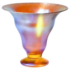 Wmf Myra-Kristall. Petit vase en verre soufflé irisé, Allemagne, années 1930