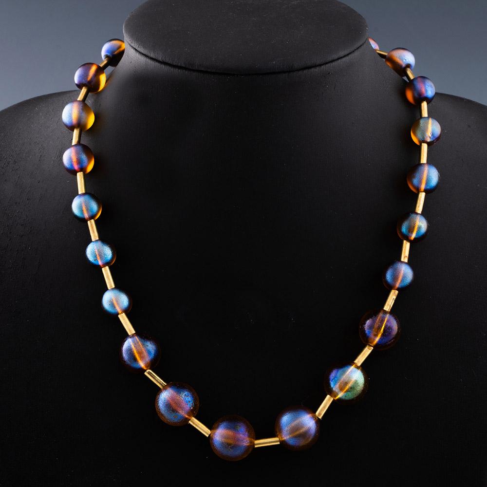 Titolo : Collana WMF con perle di vetro Myra
Data: c1930
Periodo : Interregno
Origine : Geislingen-an-der-Steige. Germania
Decorazione: perline in vetro myra iridescenti con distanziatori in metallo originale. Chiusura a vite.
Dimensioni: 44 cm di