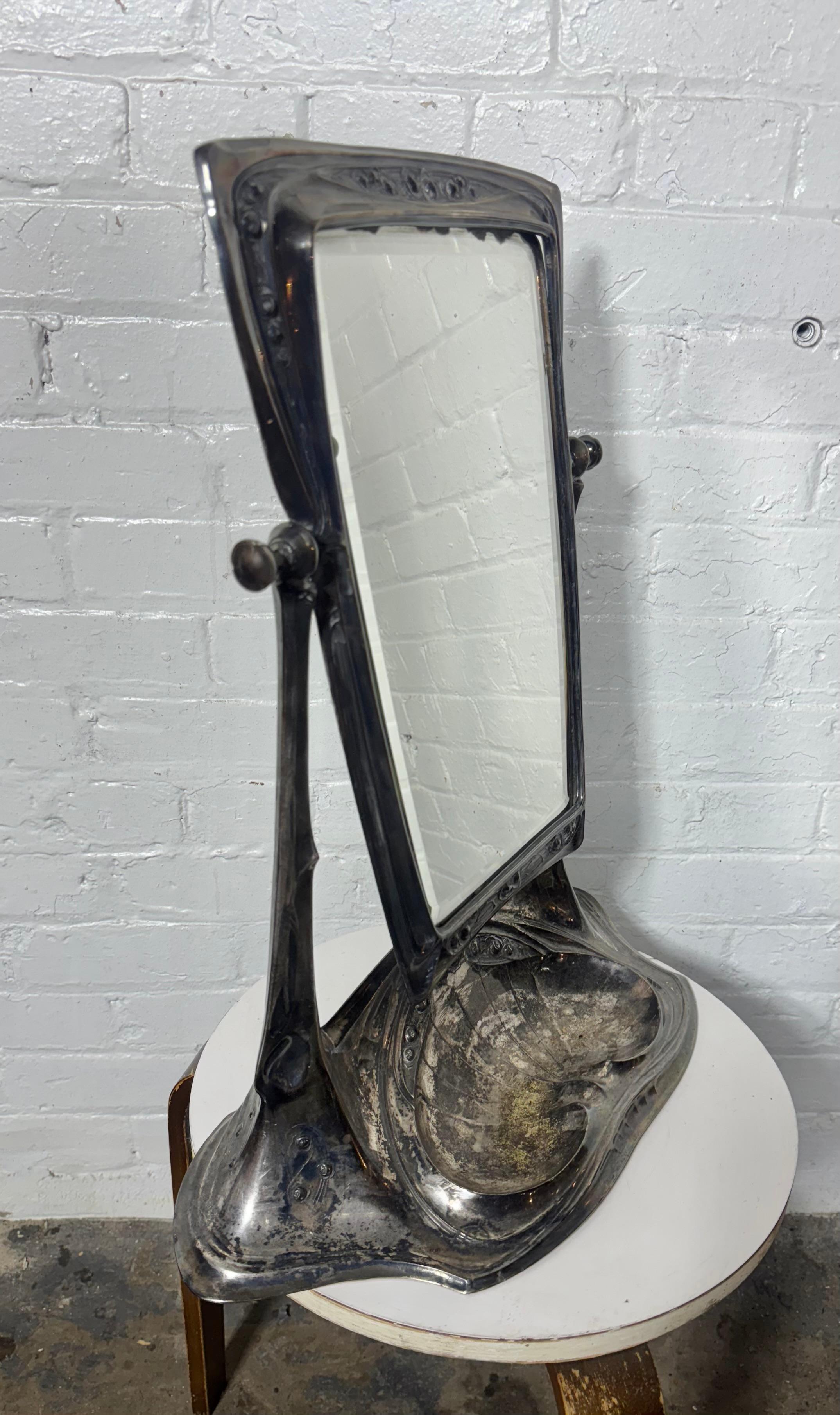 Superbe miroir de vanité Art Nouveau.. Miroir à charnière avec motif floral et bassin peu profond en dessous, Allemagne, début du 20e C. ; Belle condition d'origine. Merveilleuse patine, surface, finition. 