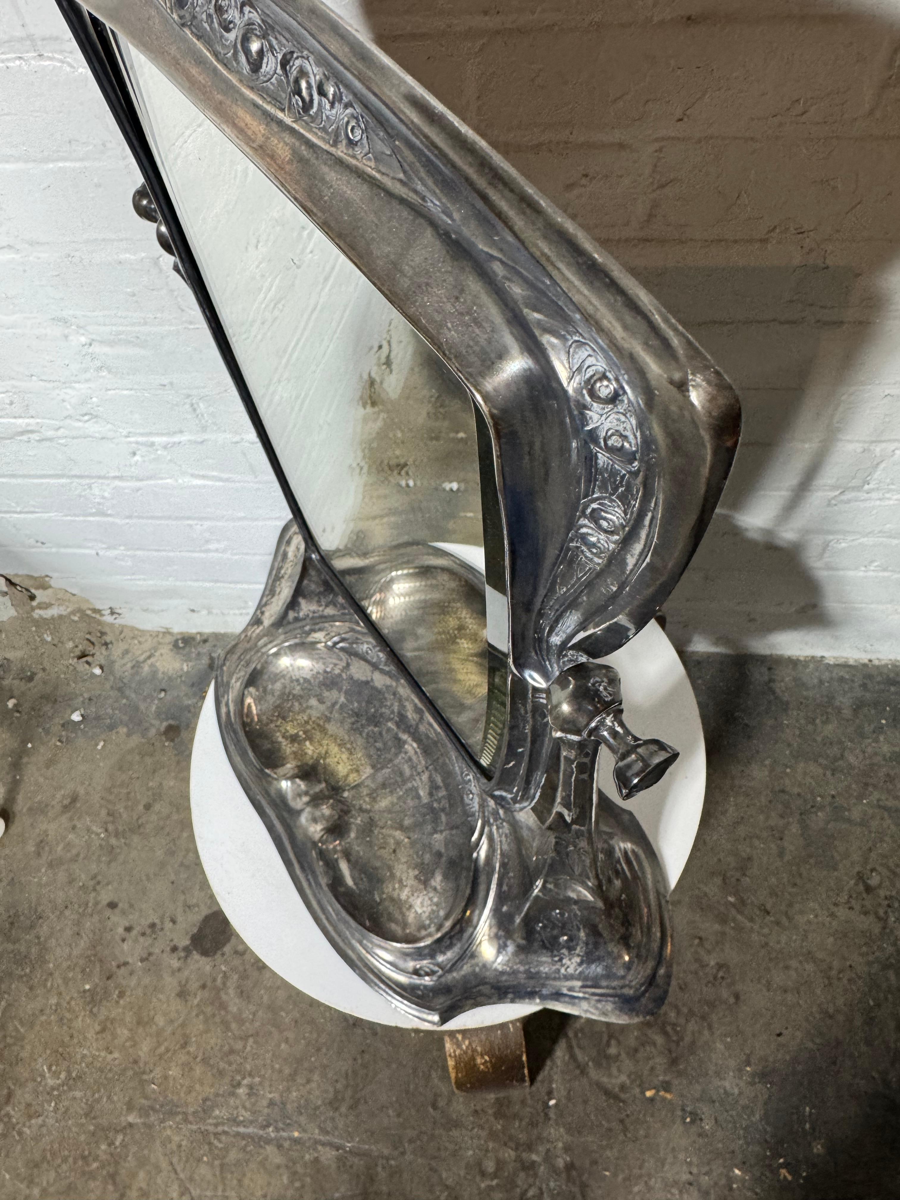 WMF Miroir de courtoisie ART NOUVEAU en métal argenté Bon état - En vente à Buffalo, NY