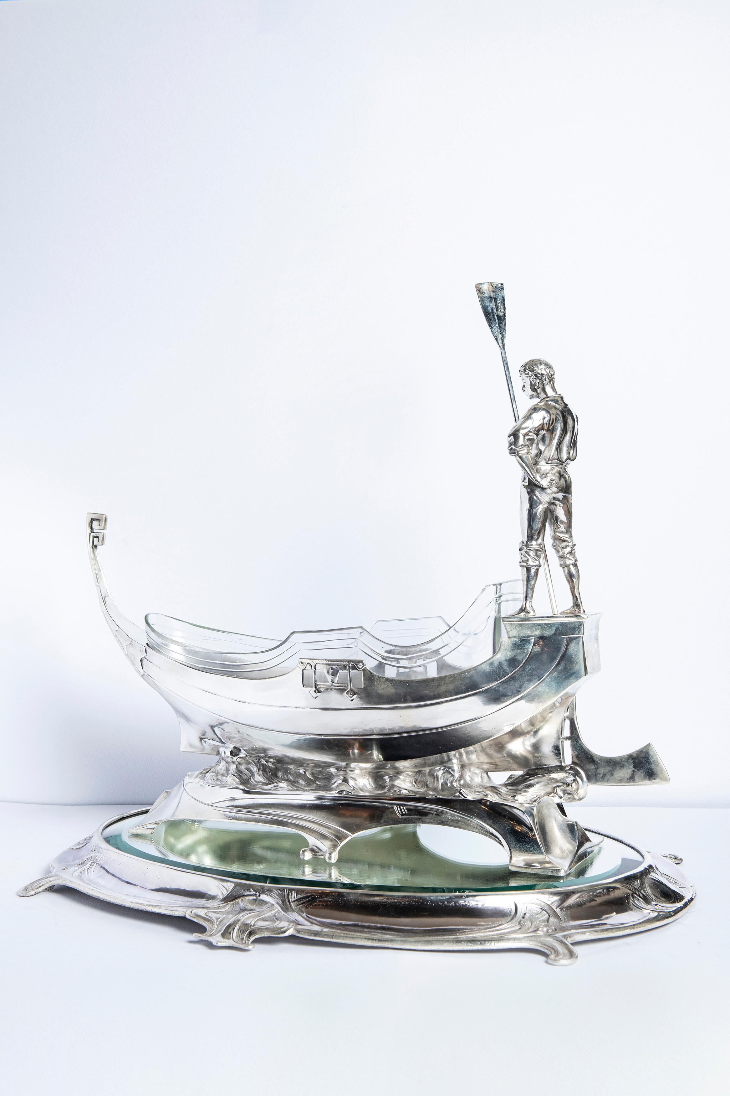 W.M.F. Silver Plate jardinière with mirror plateau, Jugendstil period, circa 1900.
With gondolier.
Mirror plateau dimensions: 4 cm height, 60 cm width, 50 cm depth.
jardinière dimensions: 50 cm height, 60 cm width, 20 cm depth.