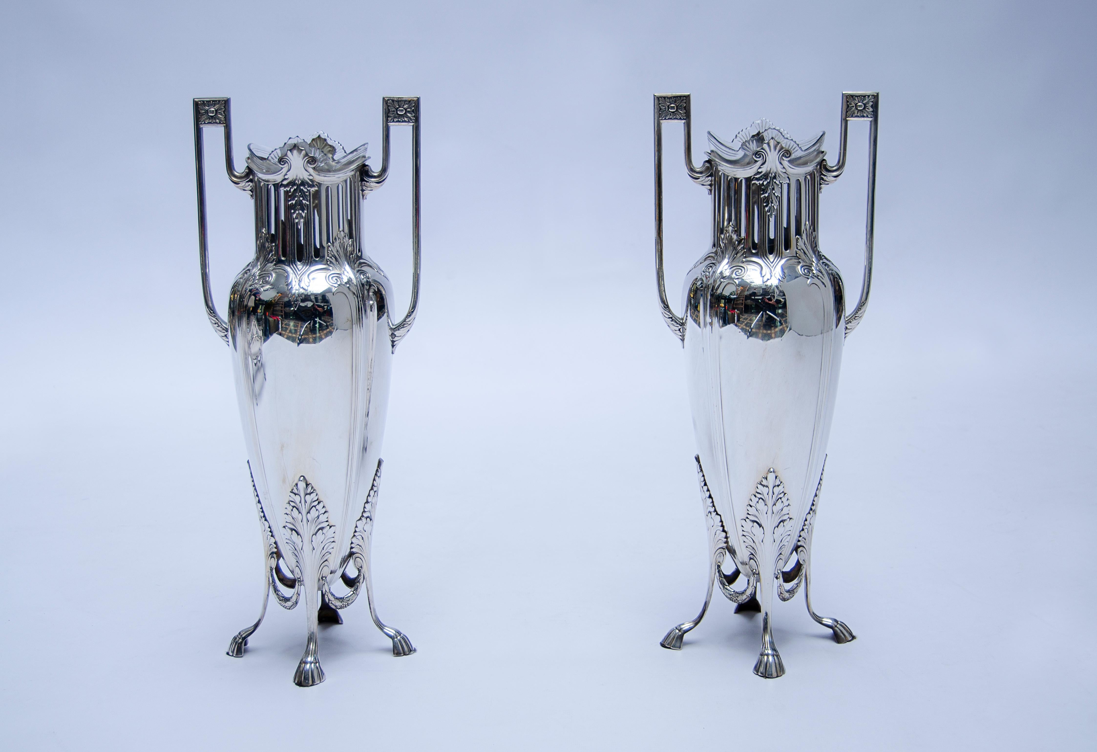 4-piece set consisting of two vases and a centerpiece for flowers, made of silver-plated bronze with cut glass, manufactured by WMF-Württembergische Metallwarenfabrik (1853 to the present). WMF signature.

Germany, CIRCA 1900.