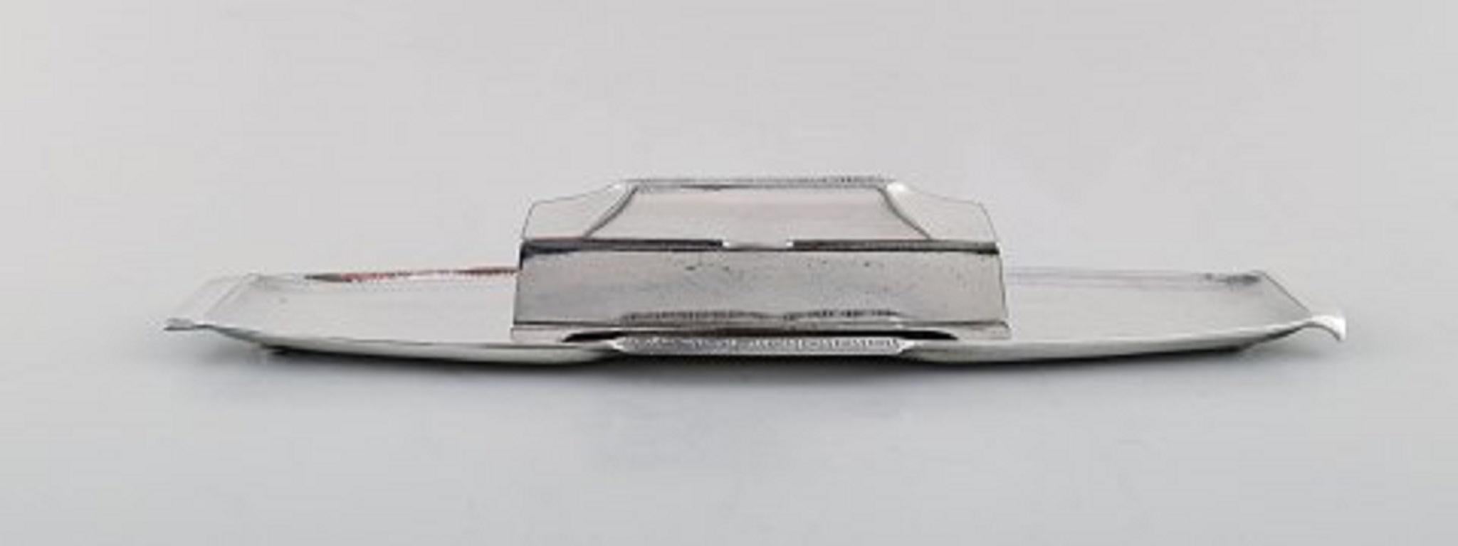 WMF (Württembergische METALLWARENFABRIK), Germany. Art Deco pen tray with a box in silver plated metal, 1940s.
Stamped.
In very good condition.
Measures: 27 x 4 cm.
