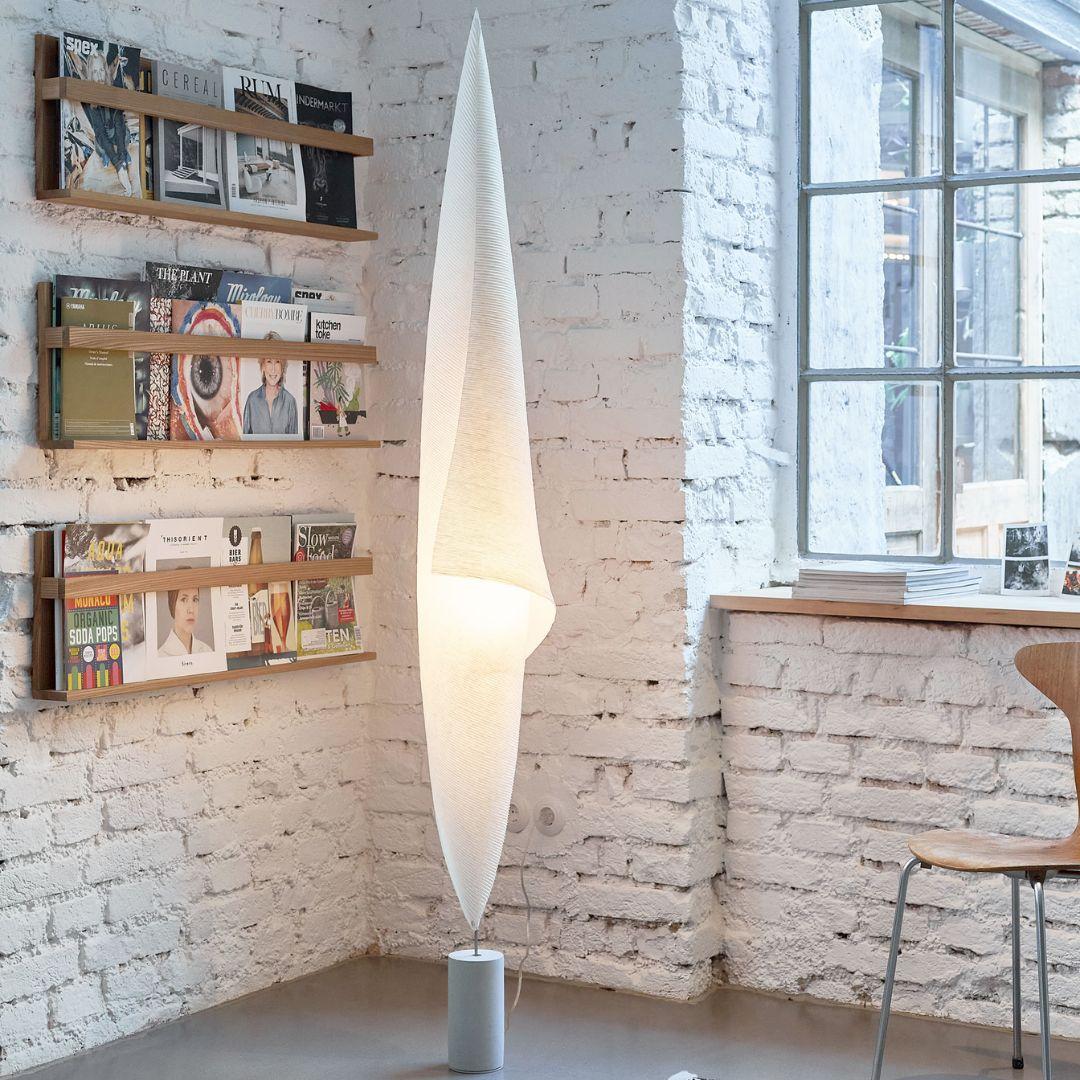 Mid-Century moderno Lampada da terra in carta giapponese e cemento colato a mano 'Wo-Tum-Bu 1' per Ingo Maurer in vendita
