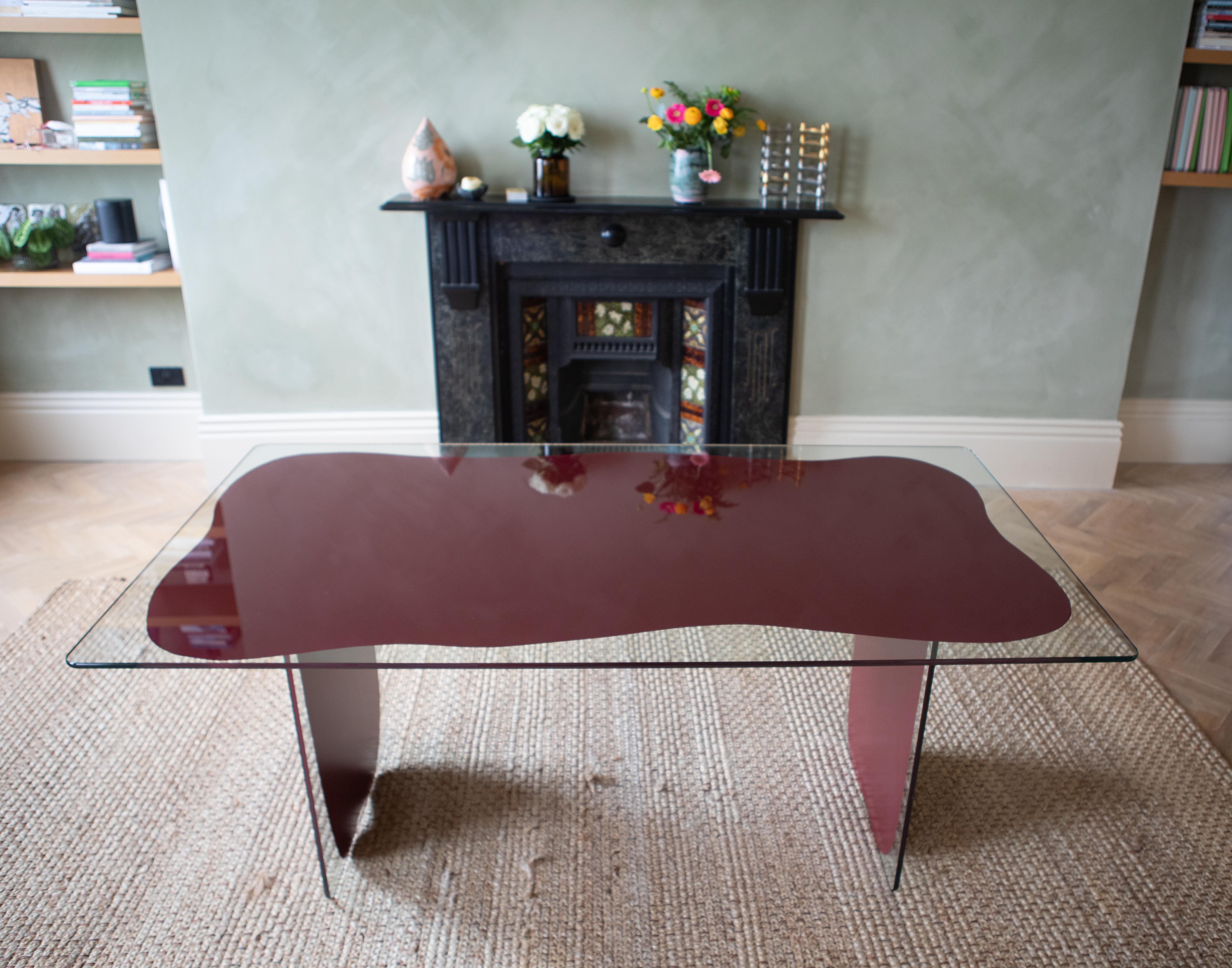 Tavolo da pranzo Wobble in legno duro Utile e vetro trasparente temperato da 12 mm di Kim Thomé
Dimensioni: D 100 x L 180 x H 86 cm.
Materiali: Vetro trasparente temperato da 12 mm con vernice speciale, bordo in vetro Bullnose e legno duro