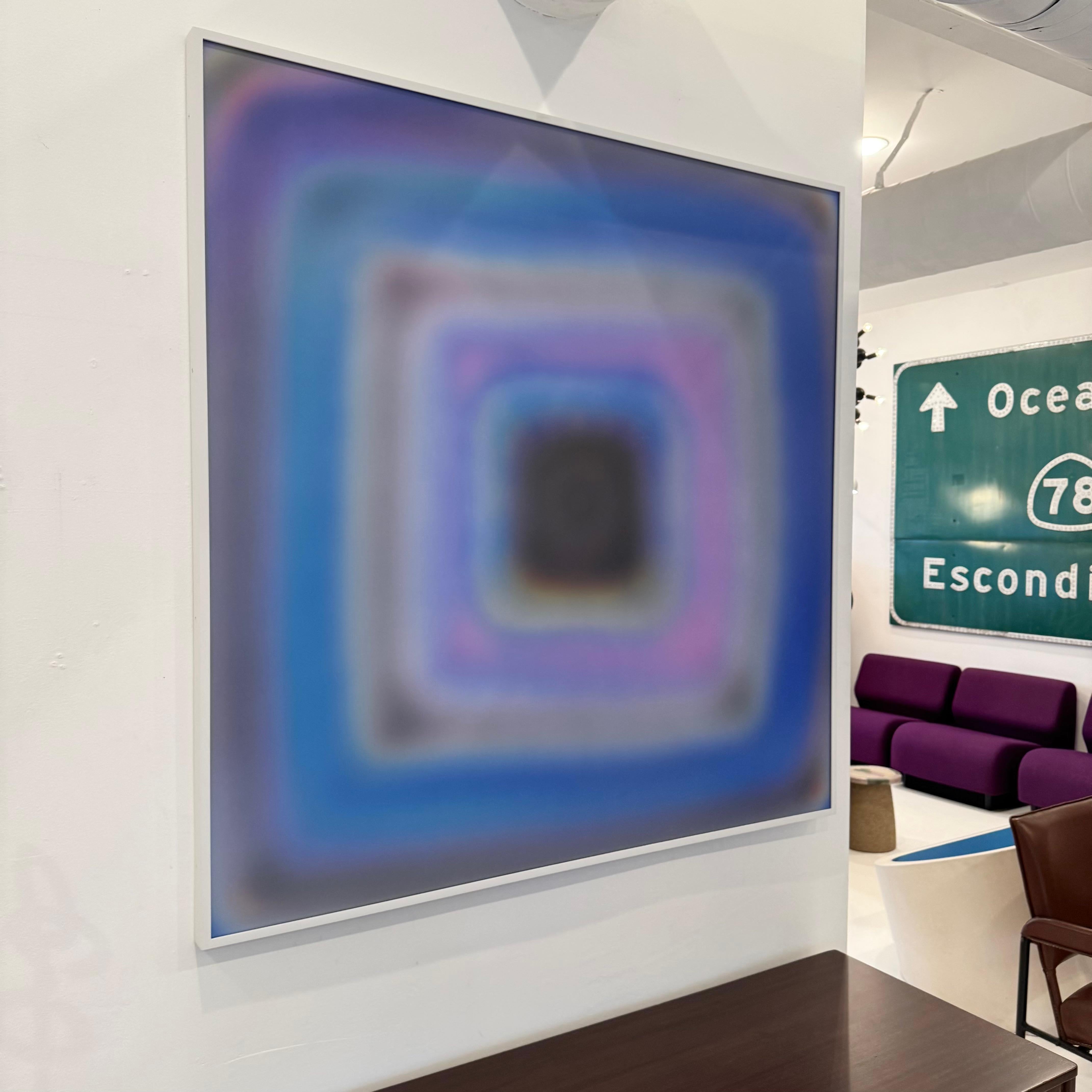 Cette œuvre d'art hypnotique donnera vie à n'importe quel mur. Dans des tons bleus, roses et noirs, cette œuvre peut, à première vue, ressembler à une peinture abstraite ordinaire. Mais lorsqu'on passe devant son champ de vision, les couleurs