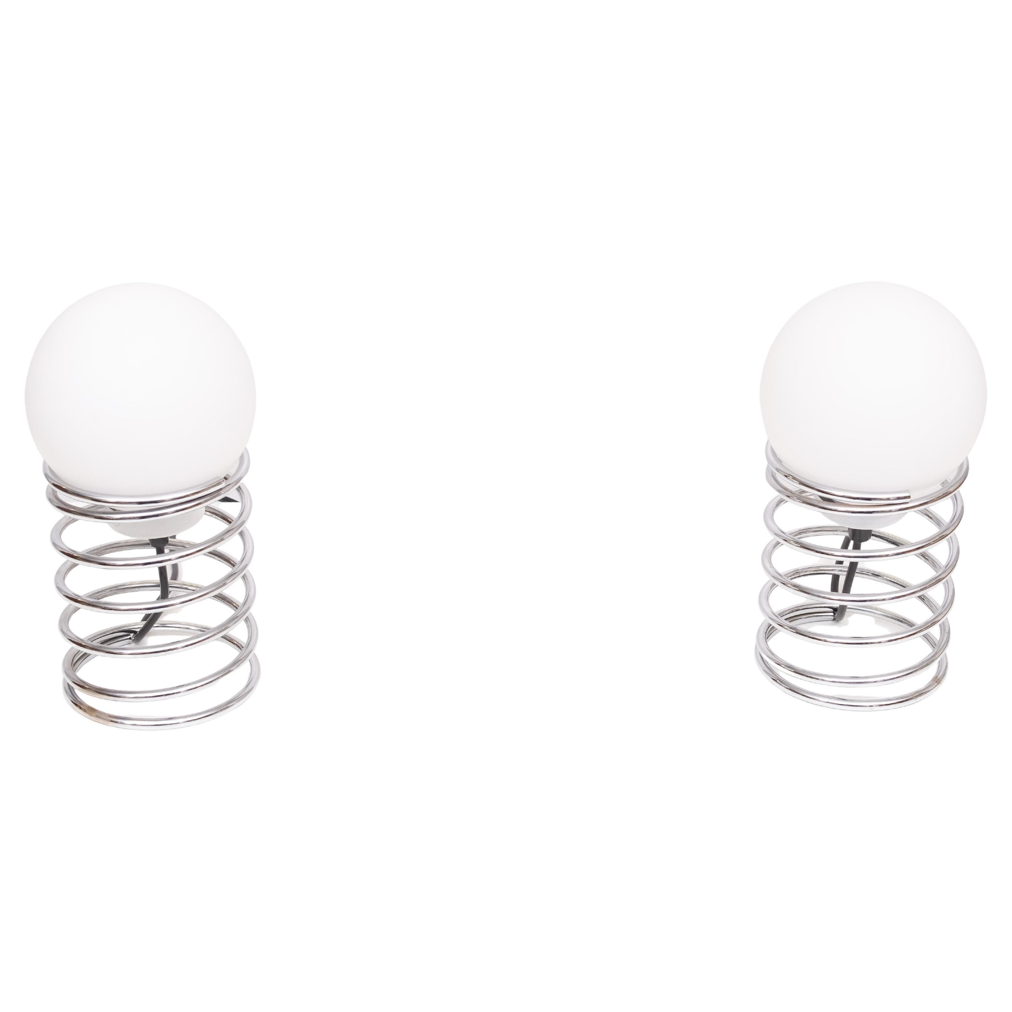 Muy bonito par de lámparas de mesa en espiral Chrome , viene con un cristal satinado
sombra de esfera . Muy buen estado . fabricado por Woja  1970s 
se necesitan pequeñas lámparas de casquillo . 