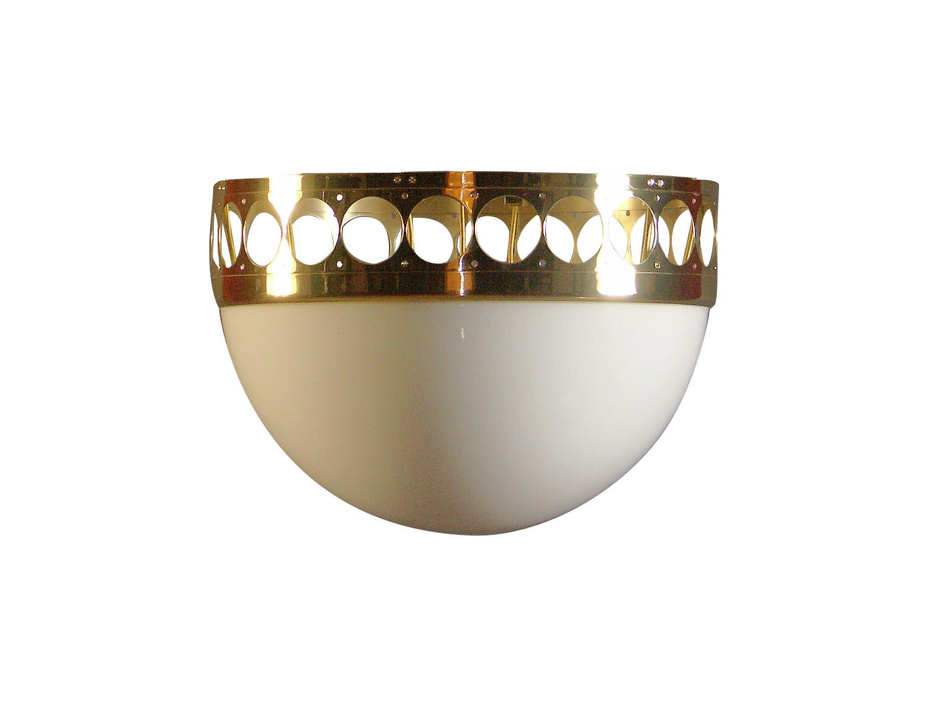 Lampada a ciondolo con cerchio in ottone punzonato e vetro opalino soffiato a mano, appeso a fili intrecciati, decorato con sfere di ottone
Caduta totale personalizzata
La maggior parte dei componenti è conforme alle norme UL; con un supplemento di