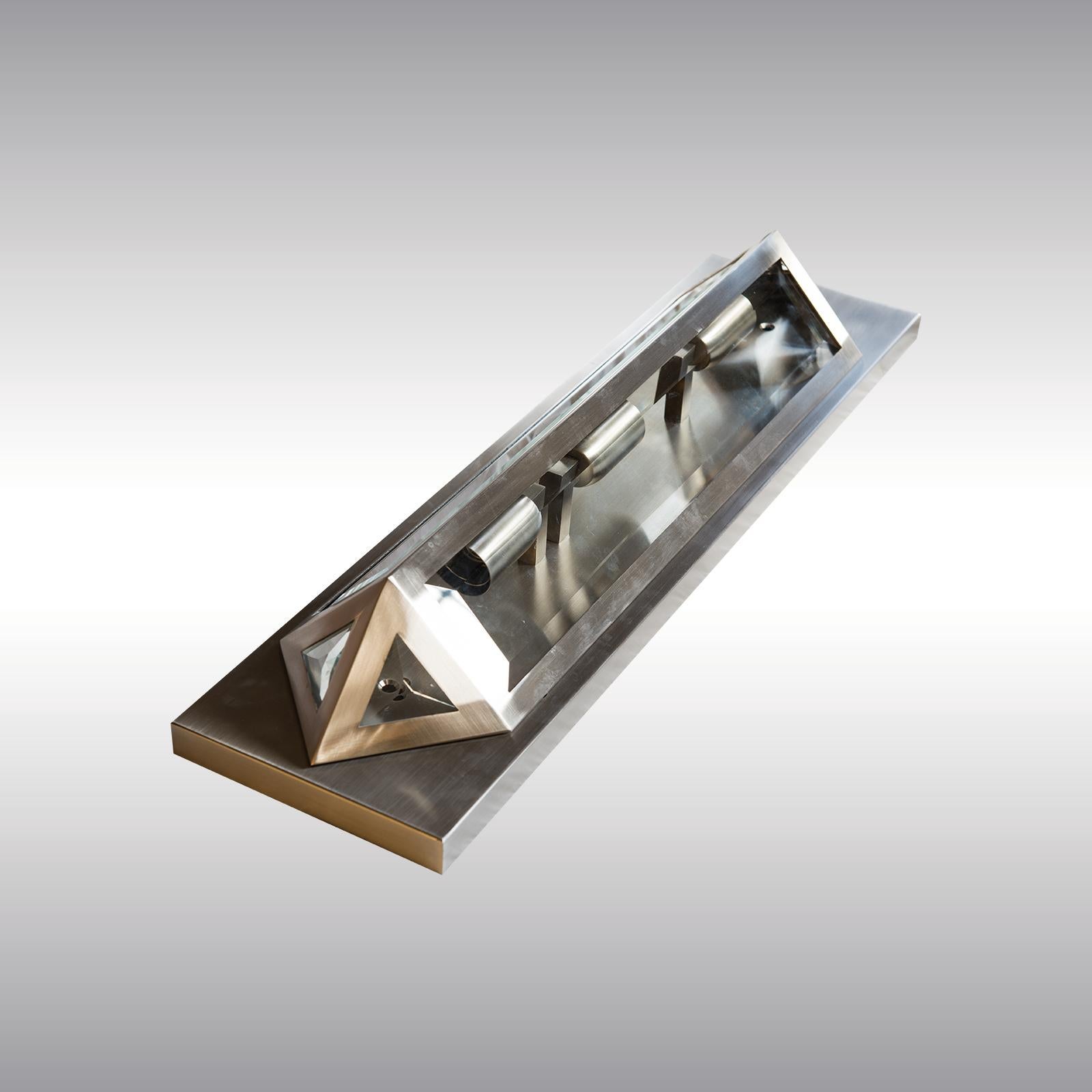 Woka Moderne Wand- oder Deckenleuchte aus Messing mit Pyramiden-Einbaubeleuchtung (Österreichisch) im Angebot